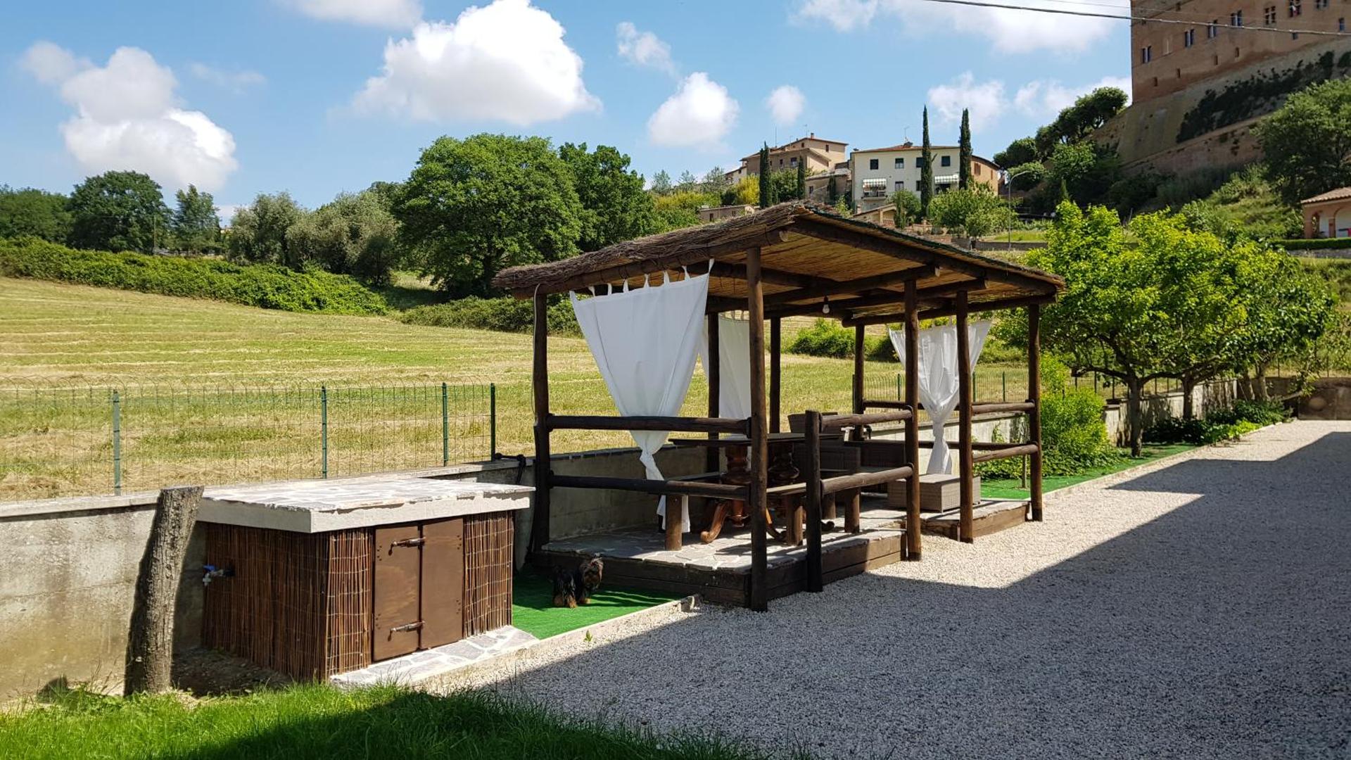 VAL D'ORCIA DELUXE 2, RAFFINATA CASA immersa nel verde con WiFi, giardino e parcheggio
