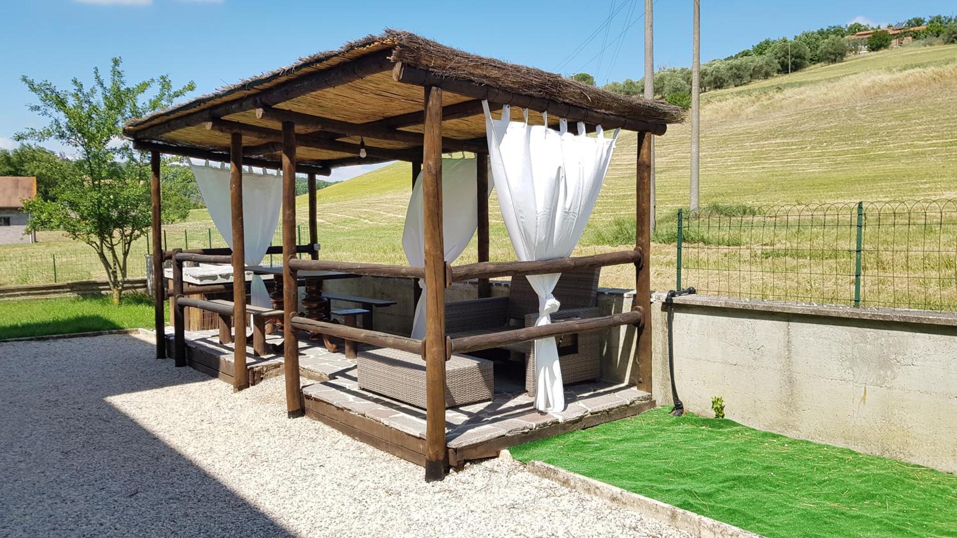 VAL D'ORCIA DELUXE 2, RAFFINATA CASA immersa nel verde con WiFi, giardino e parcheggio