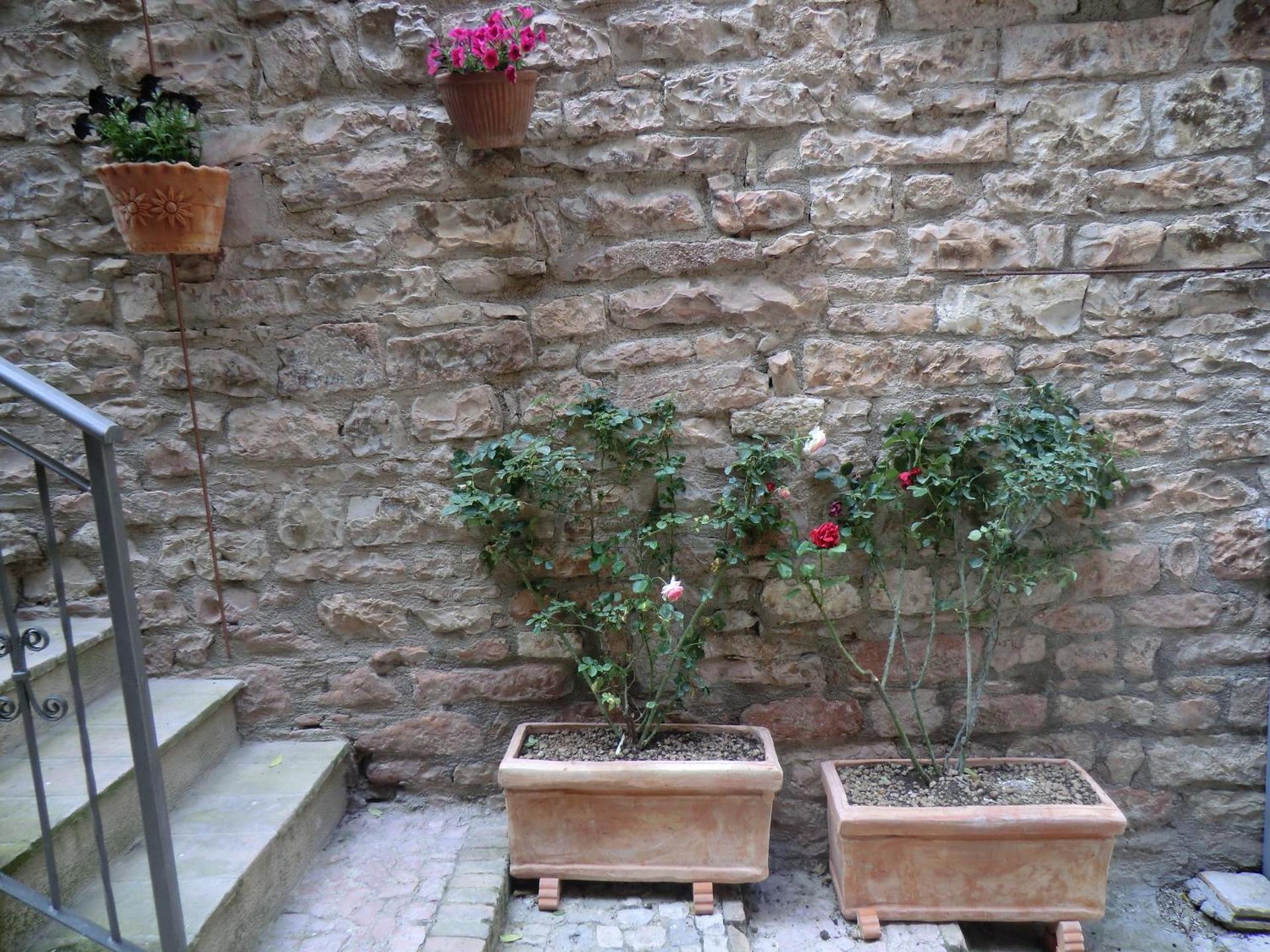 la corta di spello camere