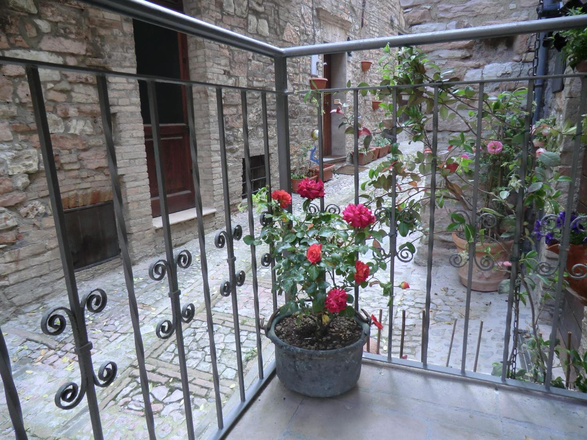 la corta di spello camere