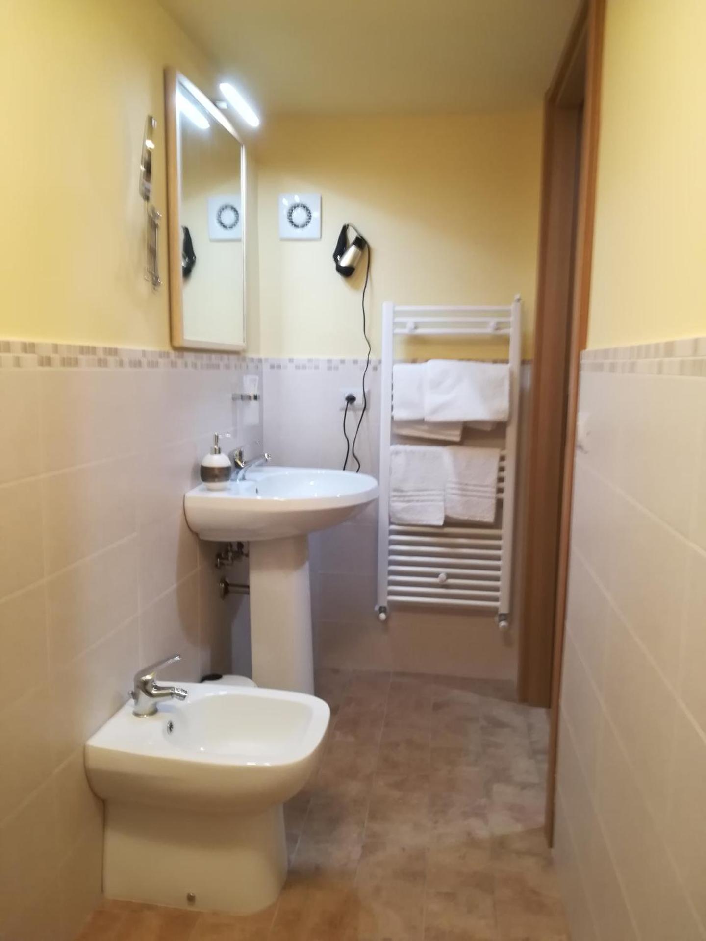 la corta di spello camere