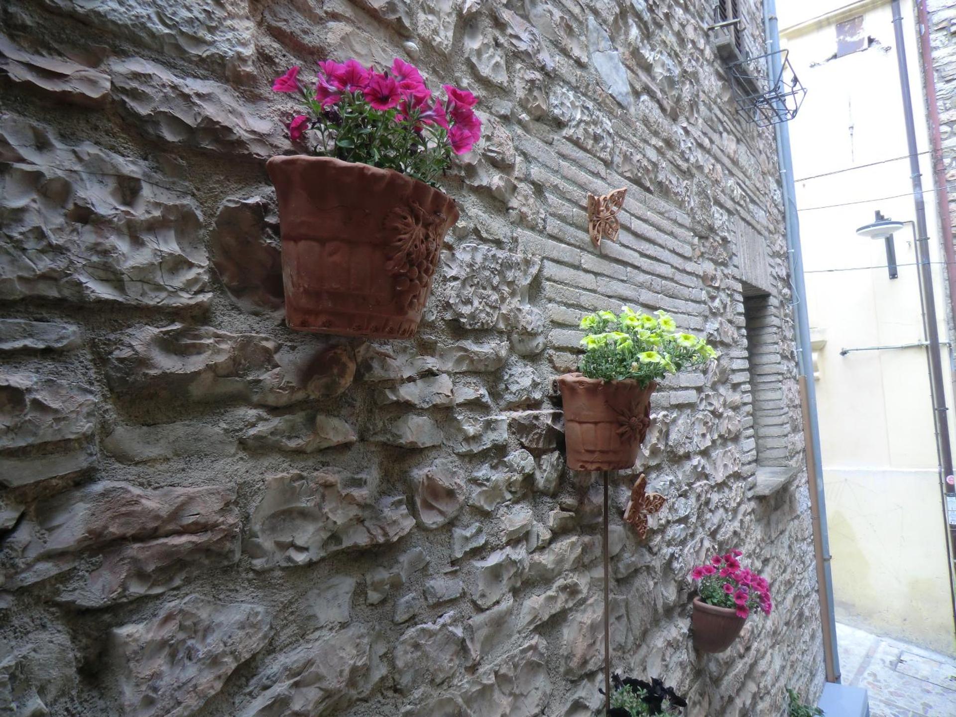 la corta di spello camere