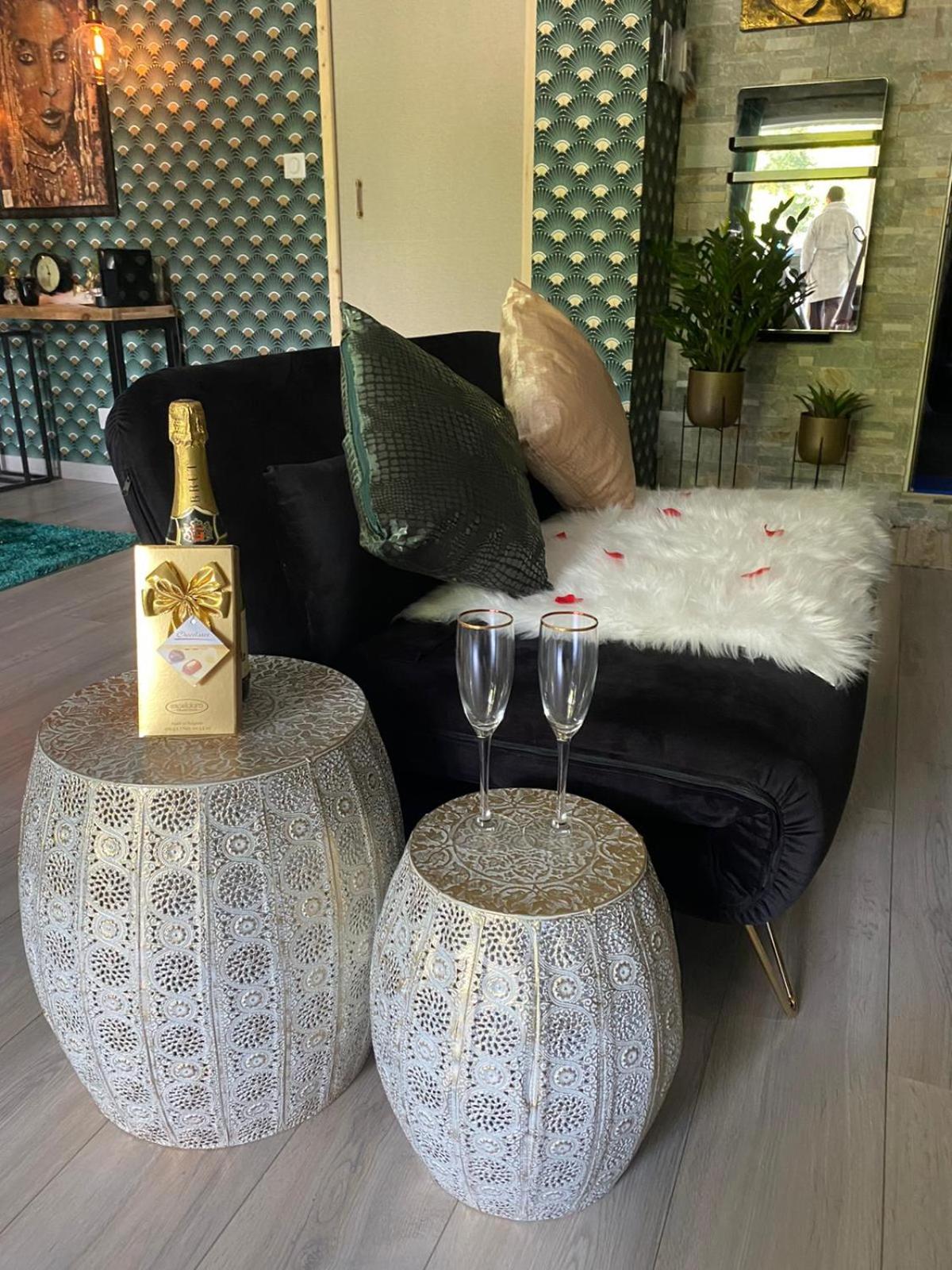 Suite romantique Le temps d'un Instant Loveroom Hammam jacuzzi piscine