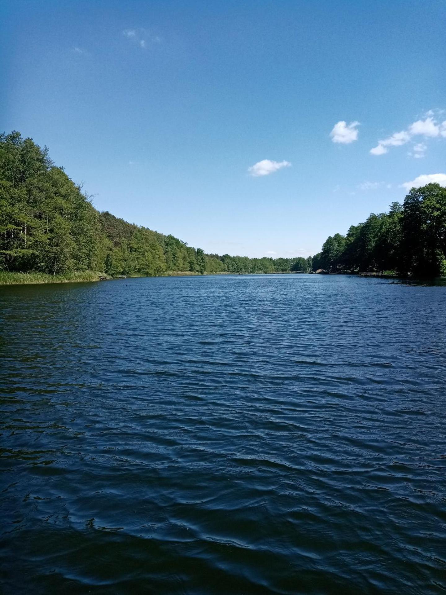 Urokliwy Domek nad Brzegiem Jeziora