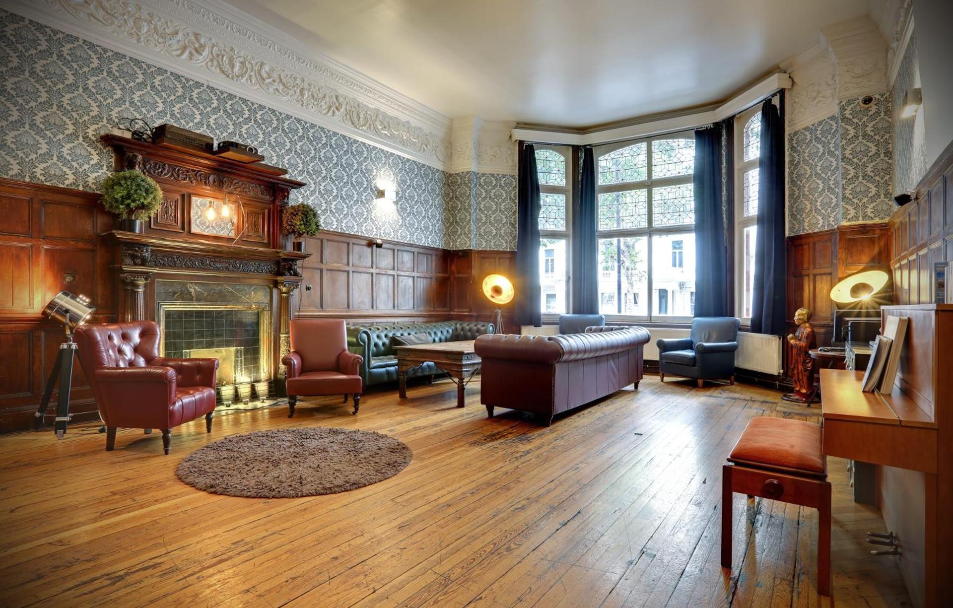 Communal lounge/ TV room