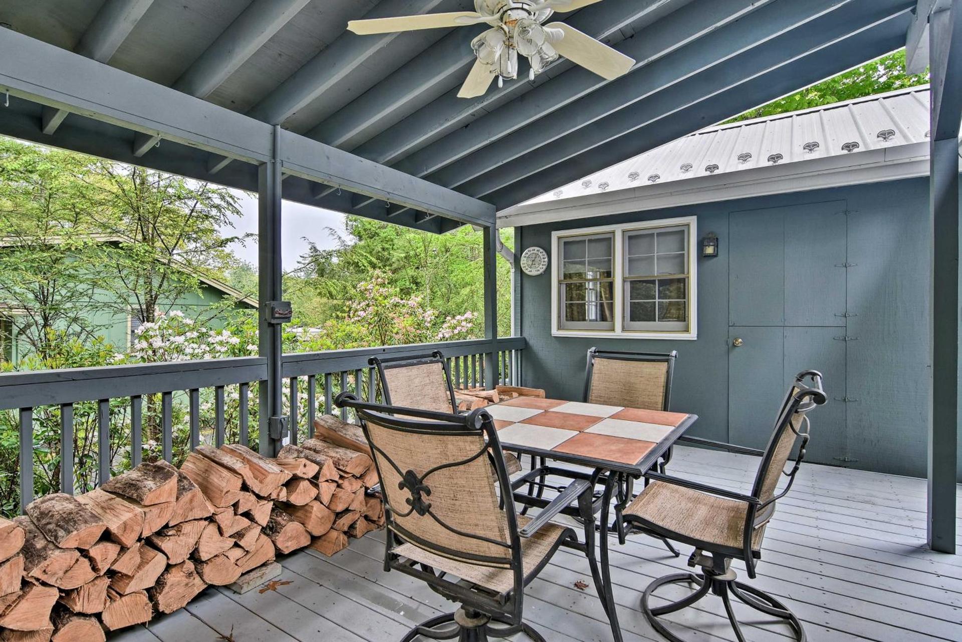 6 Mi to Grandfather Mountain Park Cottage with Deck