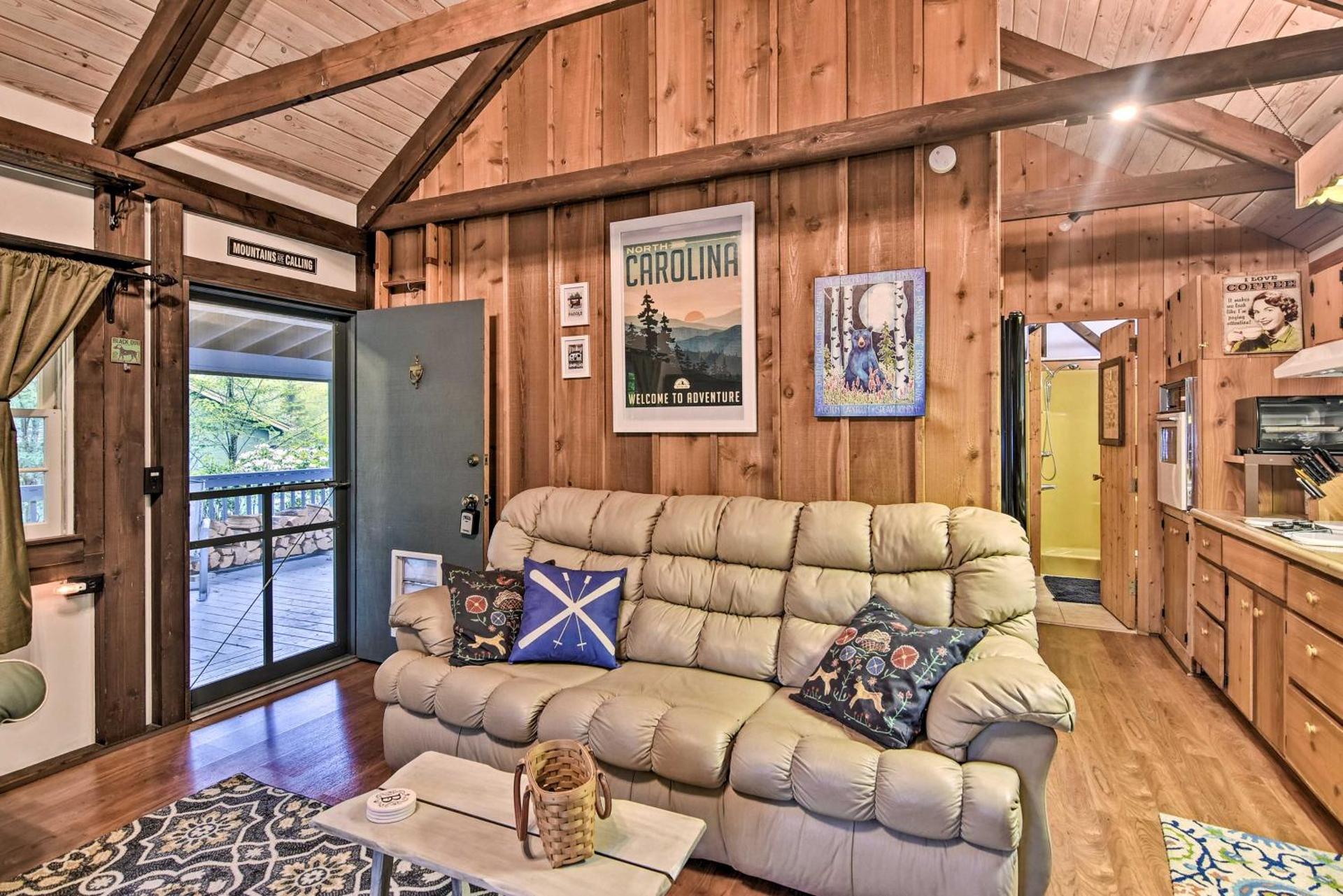 6 Mi to Grandfather Mountain Park Cottage with Deck