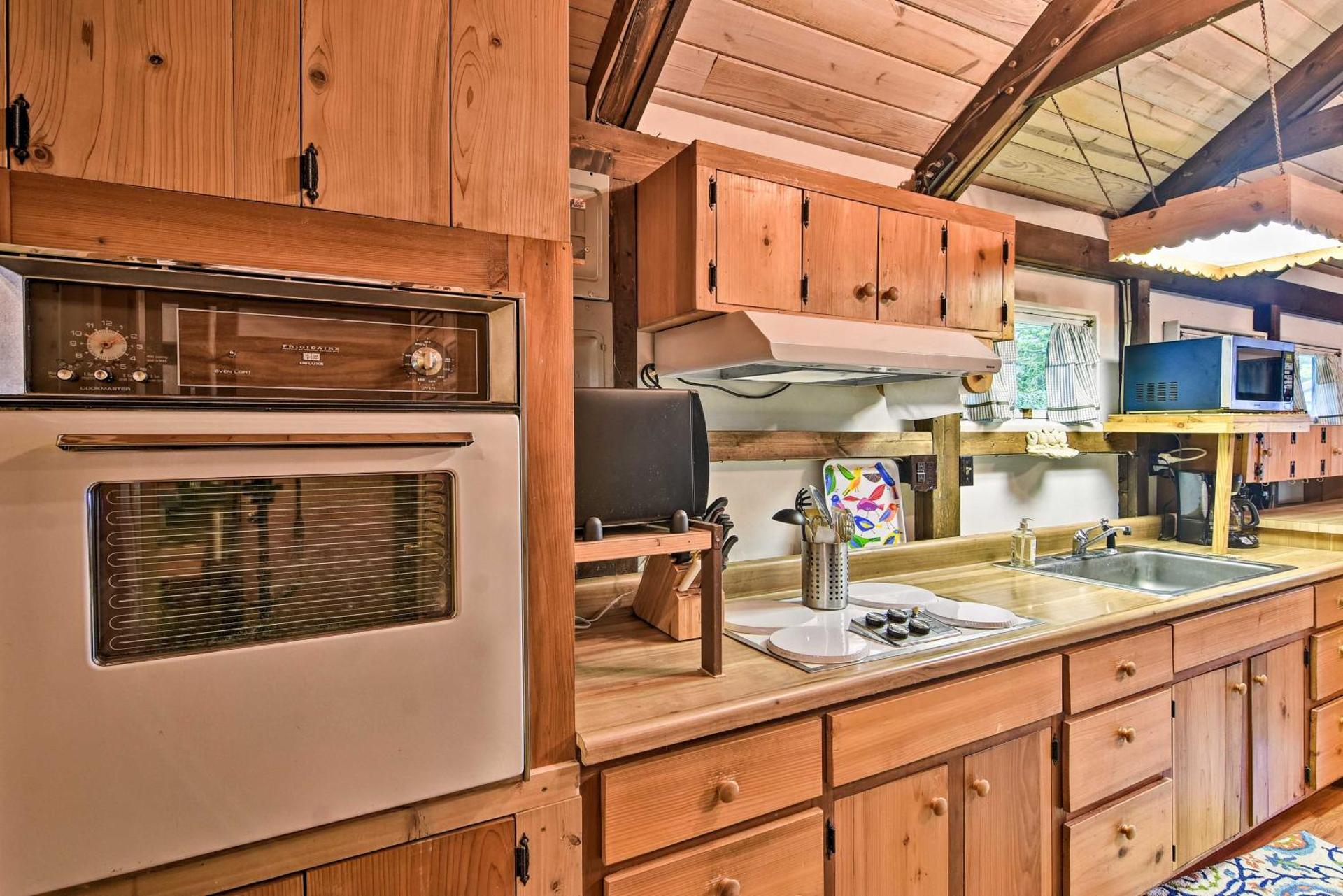 6 Mi to Grandfather Mountain Park Cottage with Deck