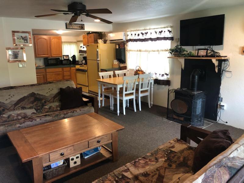 The Cottage - Two Bedrooms, One Bath, Full Kitchen