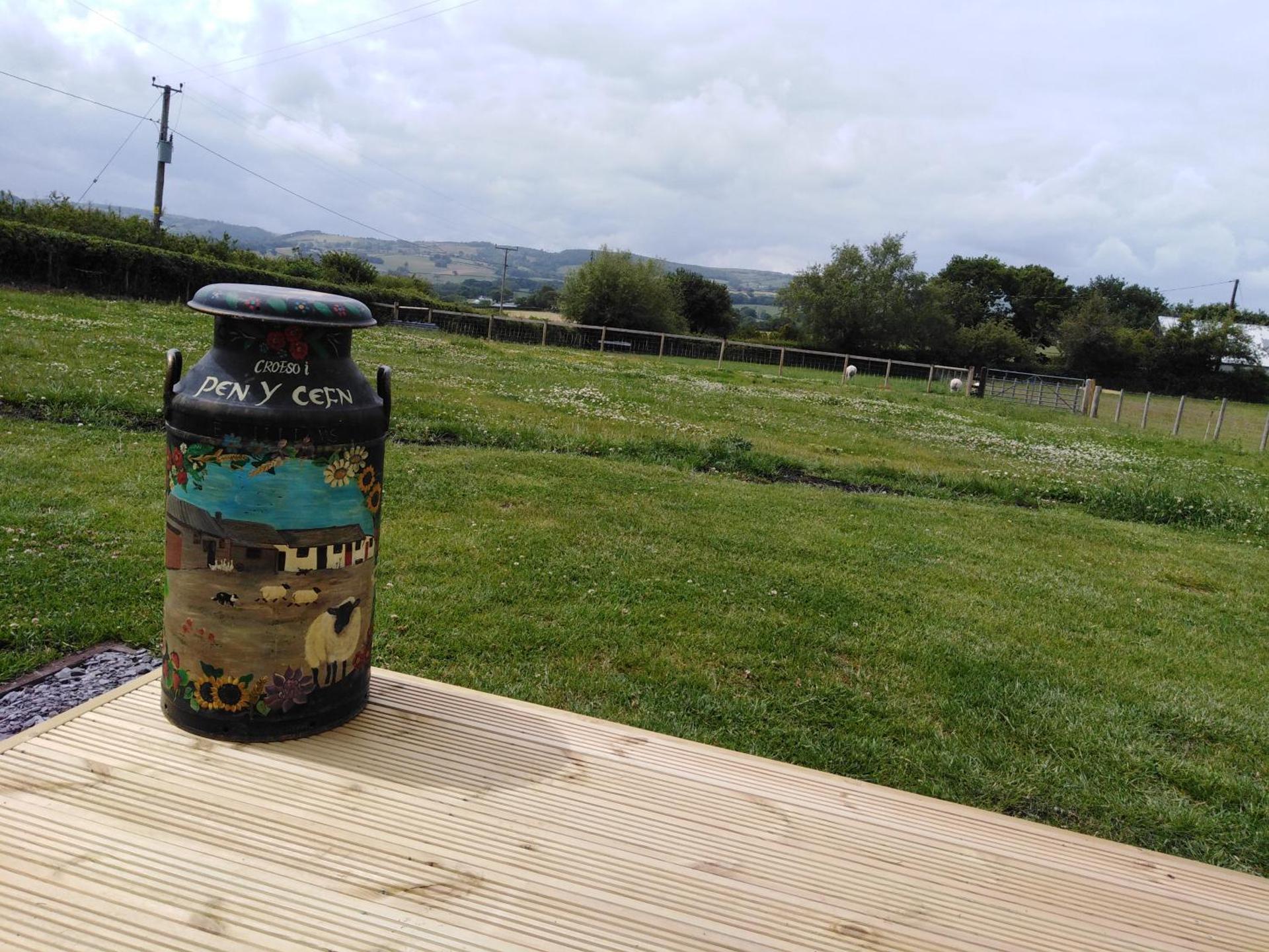 Cwtch Winnie Shepherd's Hut- Pen Cefn Farm Holiday