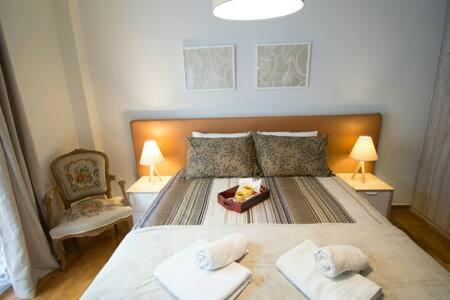 Relaxing by Acropolis