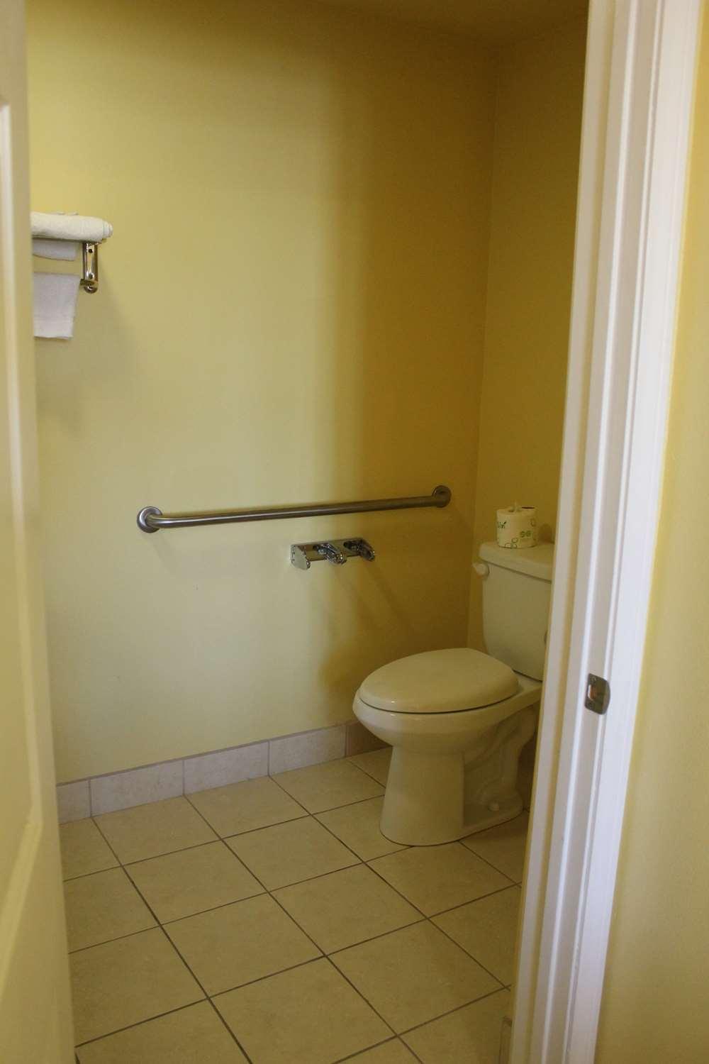 Queen Room - Disability Access - Non-Smoking