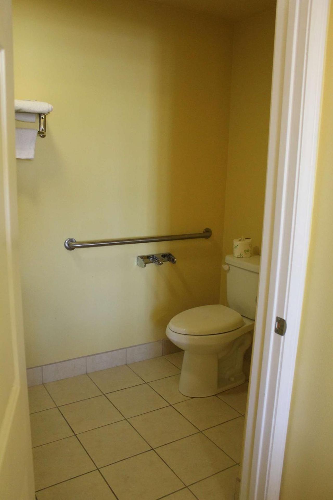 Queen Room - Disability Access - Non-Smoking