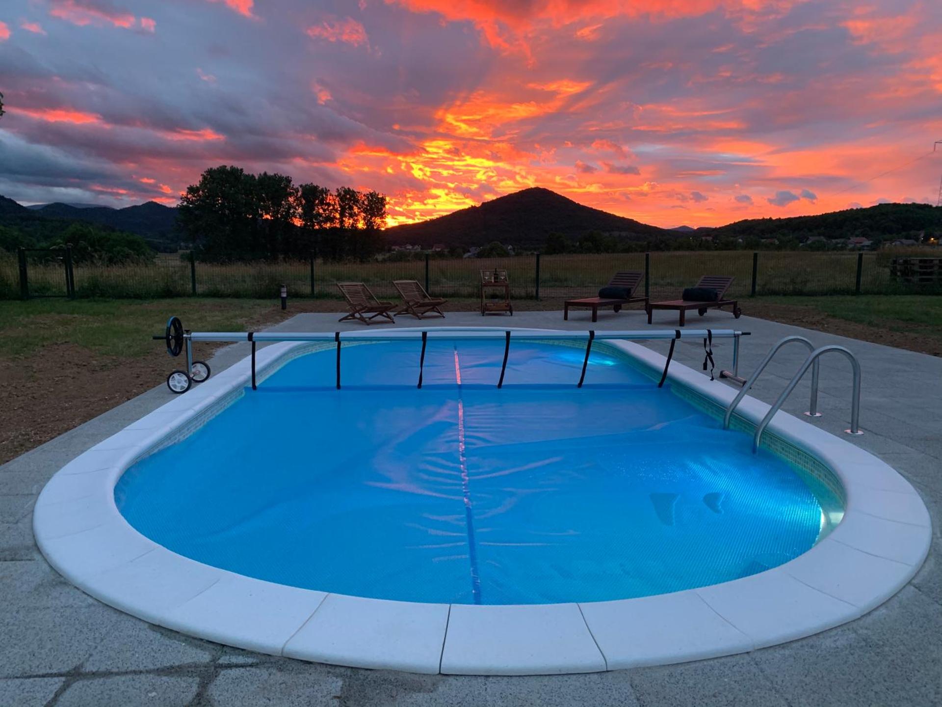 V's place - wooden house with heated pool and outdoor sauna