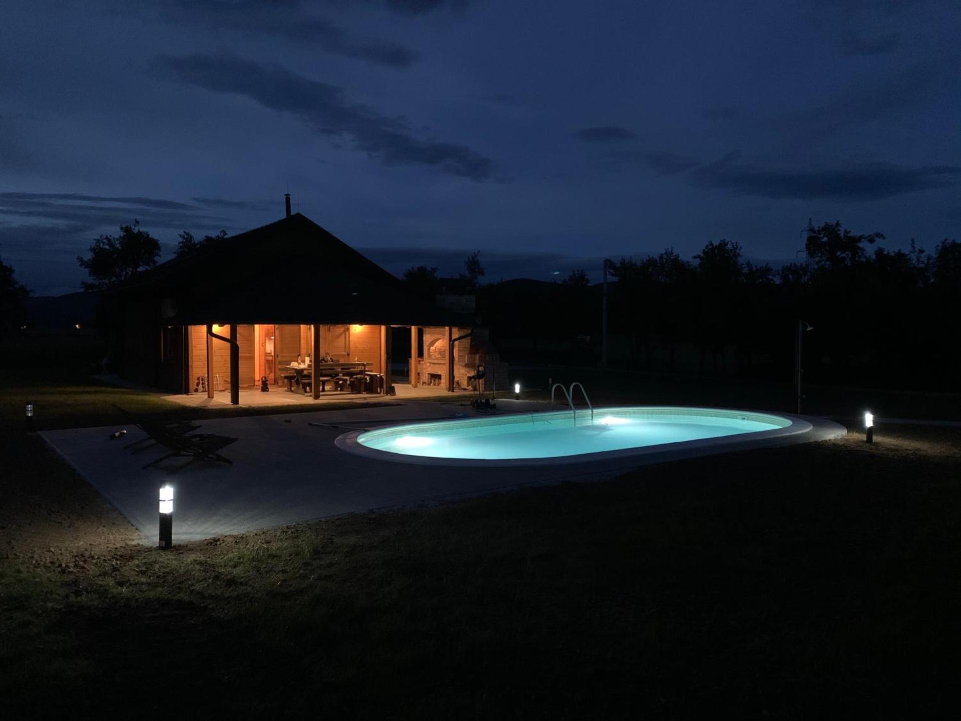 V's place - wooden house with heated pool and outdoor sauna