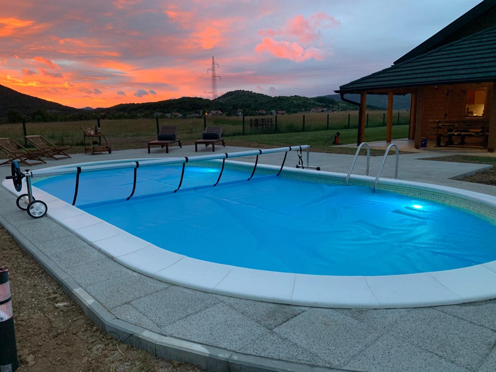 V's place - wooden house with heated pool and outdoor sauna