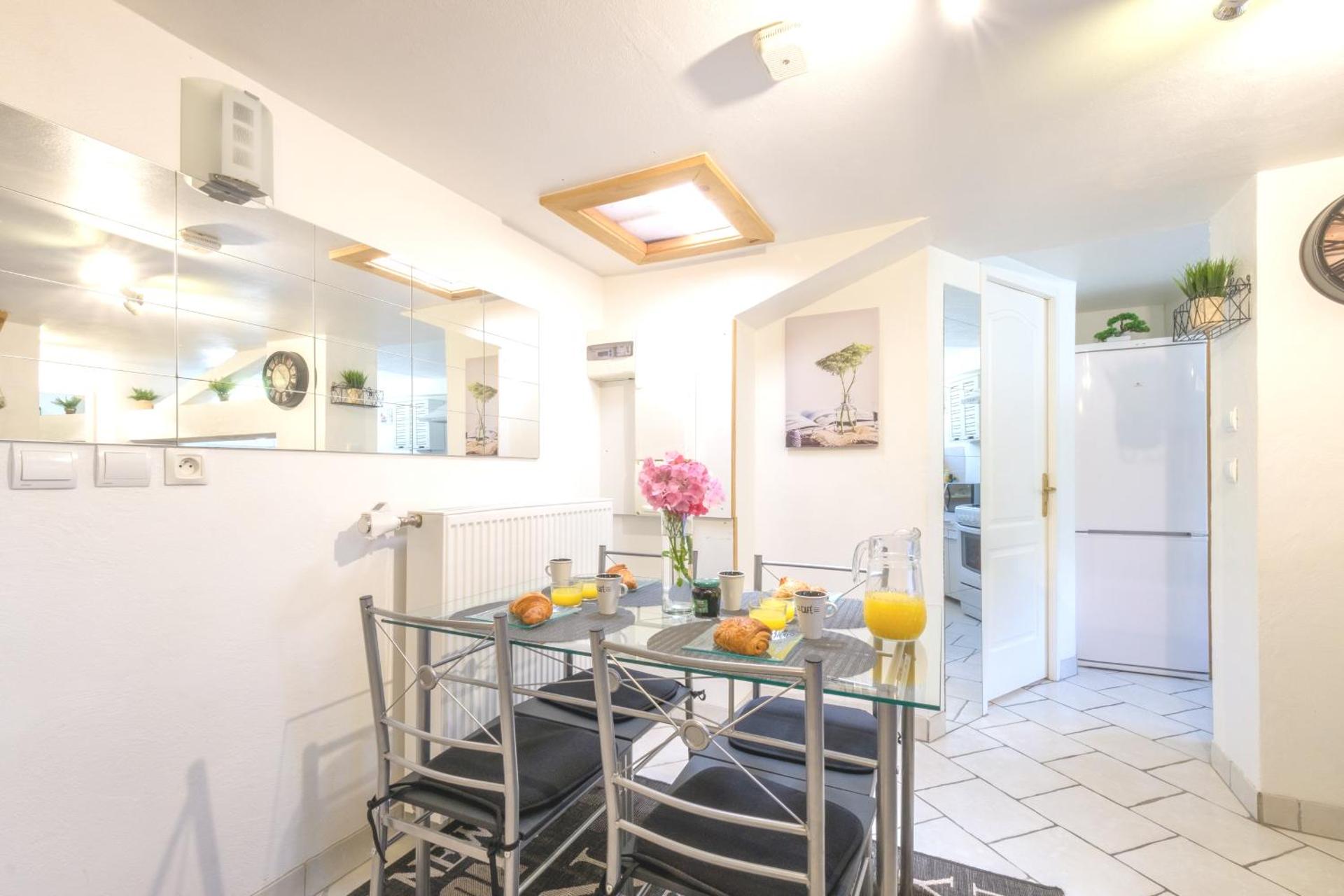 Beau duplex 54m2, CLIMATISATION, 3 étoiles, Gîte de France, 2 ch, calme, TV 140cm, parking, Netflix, wifi, 400m centre, boîte à clés, Gîtes La Tarine