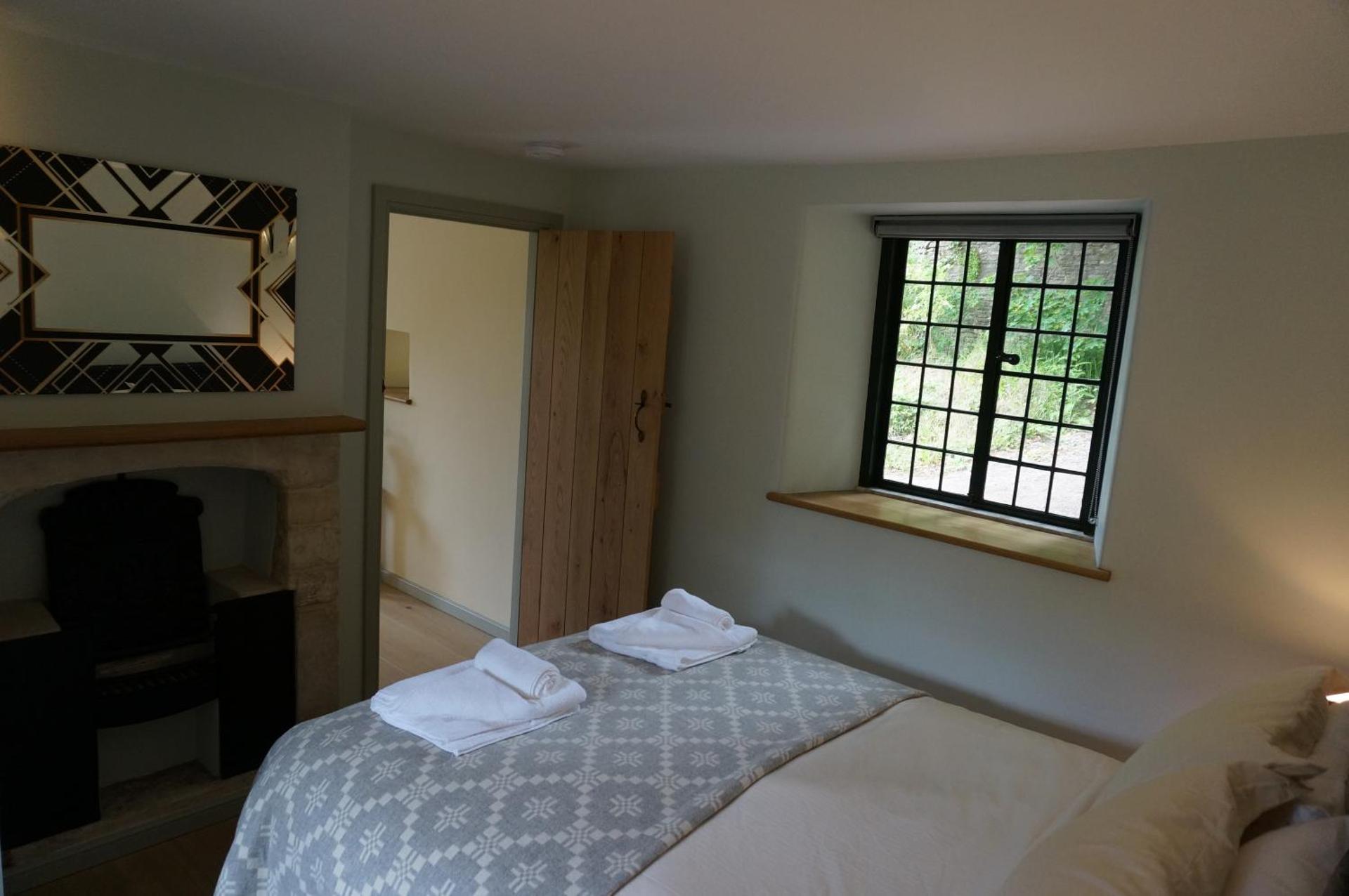 Gatekeepers Lodge, Dyrham Park - Private & Self Contained, deluxe accommodation, 15 mins from Bath