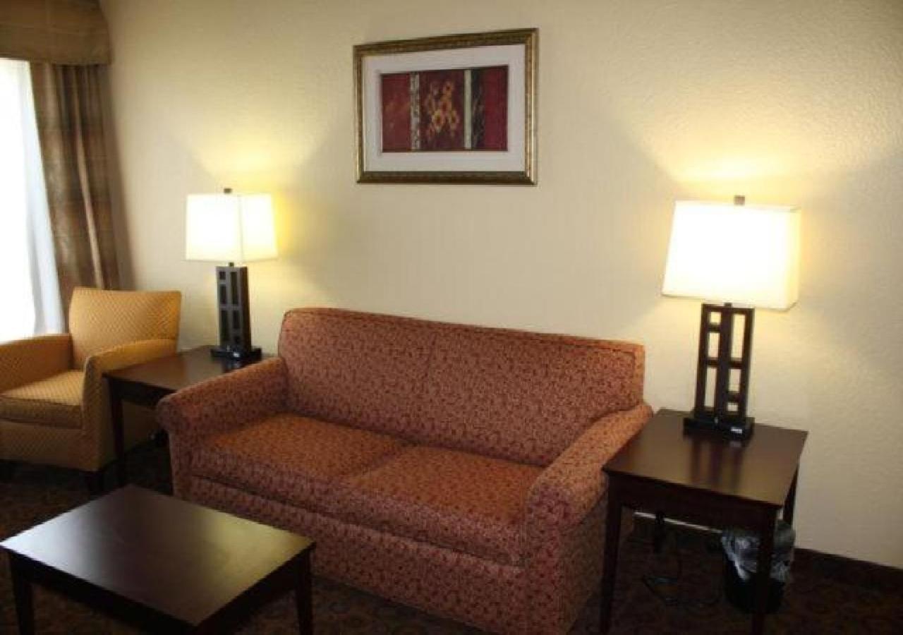 Deluxe King Room with Mobility/Hearing Impaired Access - Non-Smoking