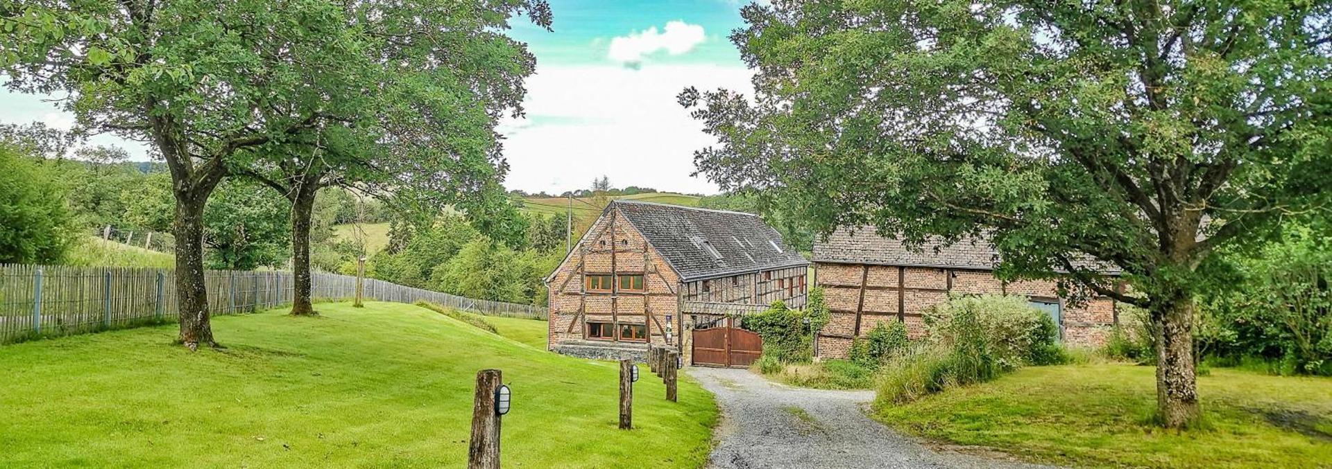 B&B Ferme de Leuze Rustieke Gîtes nabij Durbuy, eigen laadpalen