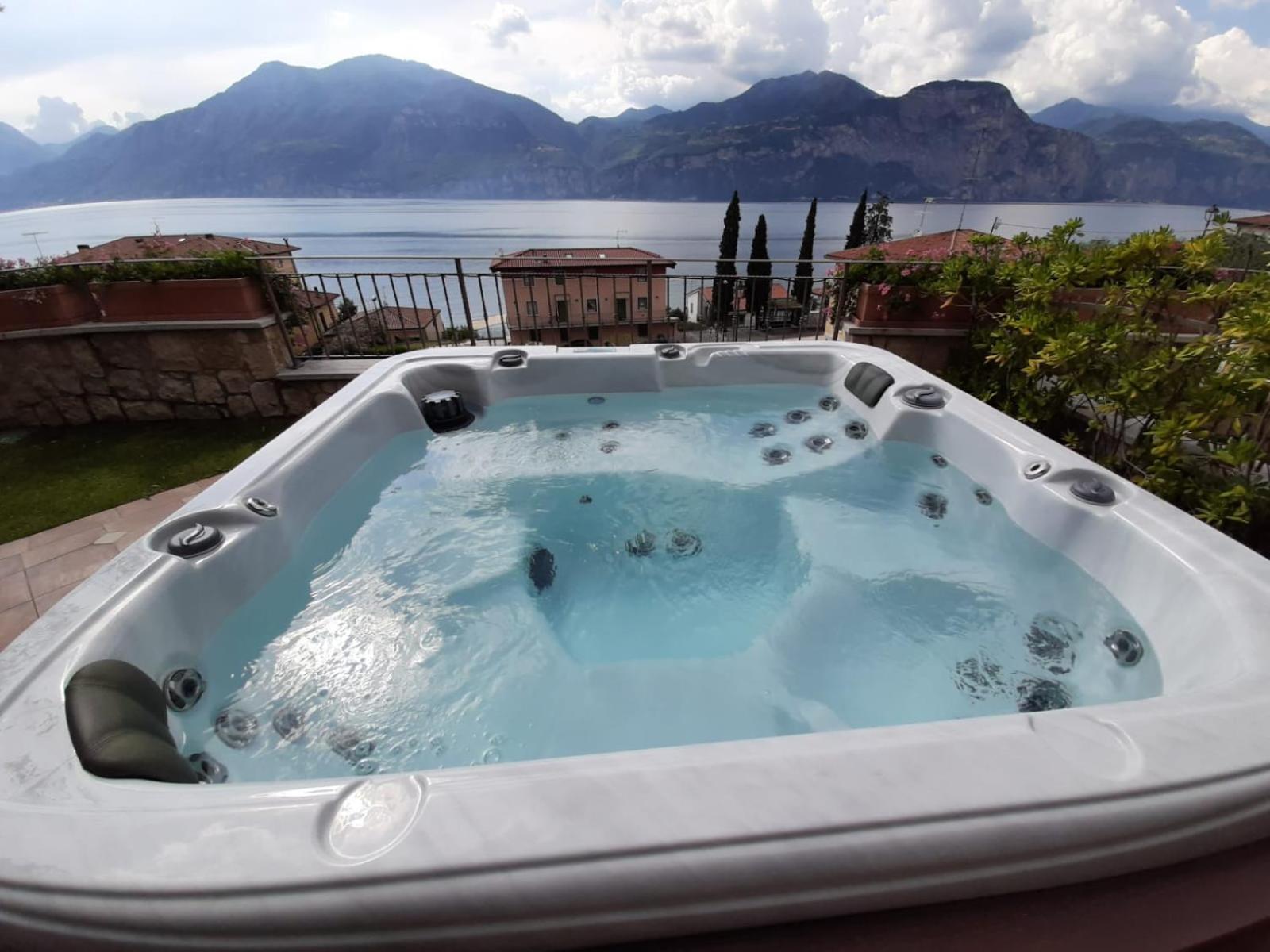 BMP APARTMENT DELUXE 2 JACUZZI RISCALDATA PRIVATA vista Lago di Garda