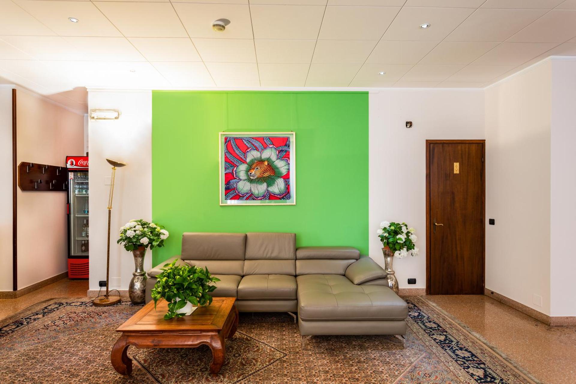 Communal lounge/ TV room