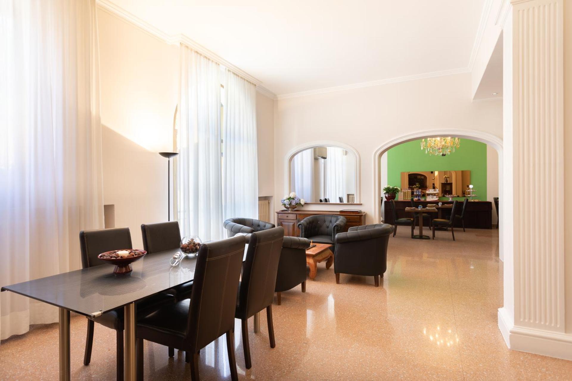 Communal lounge/ TV room