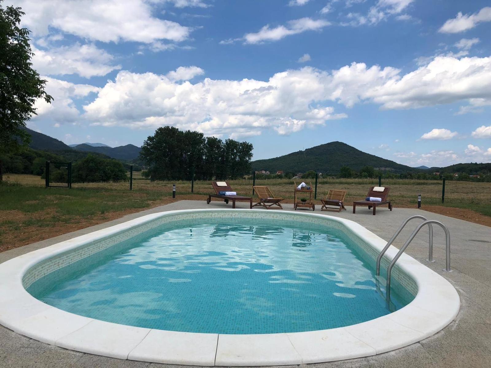 V's place - wooden house with heated pool and outdoor sauna