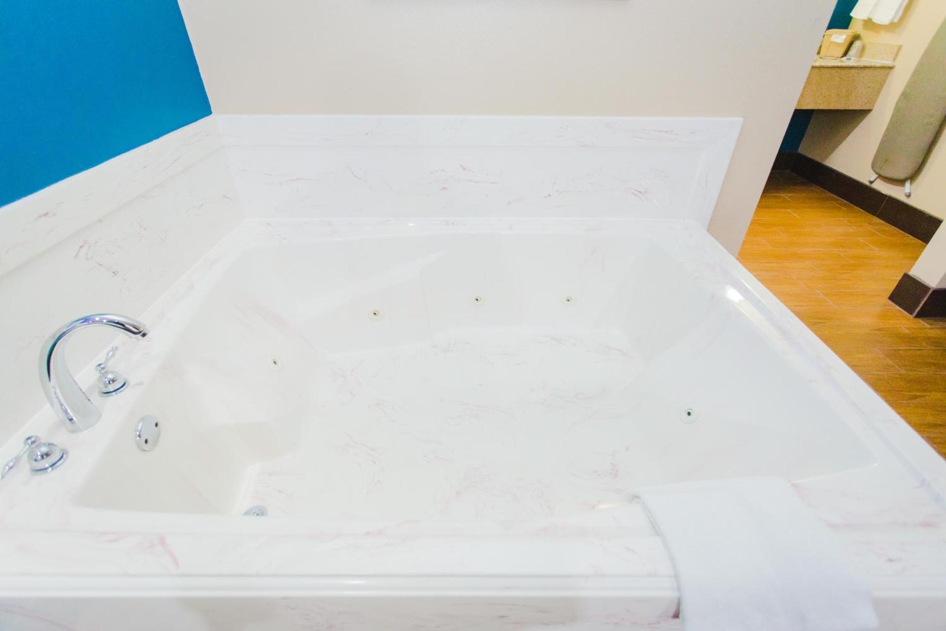 King Room with Spa Bath - Smoking