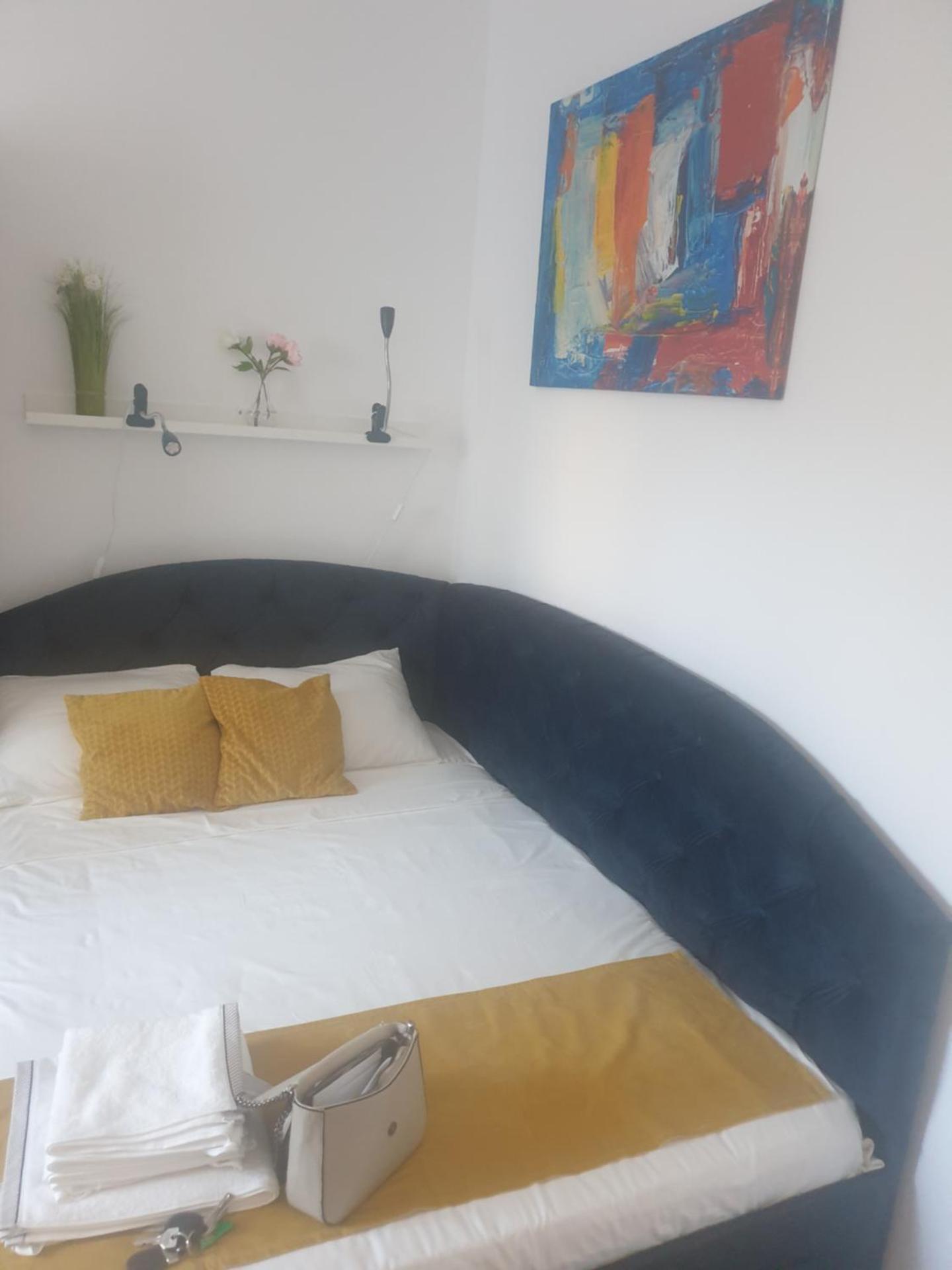 Studio Yellow - Piata Victoriei