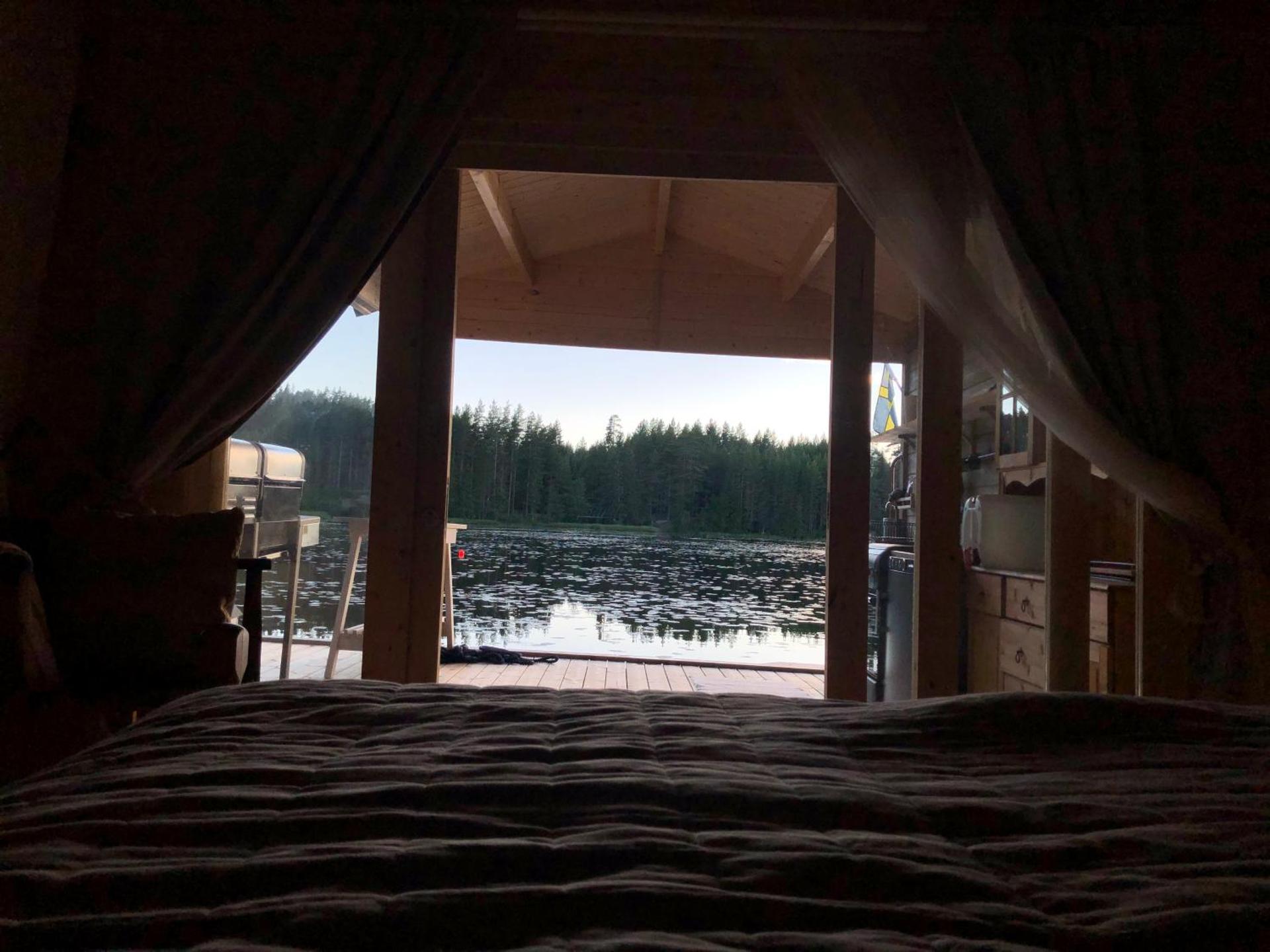 Rustika strandstugor utanför Rättvik