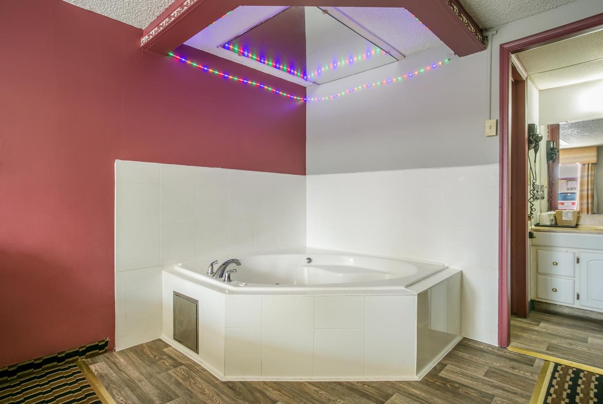 King Room with Spa Bath - Smoking