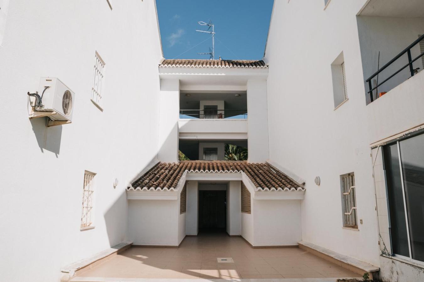 Apartamento luminoso cerca del mar y la montaña