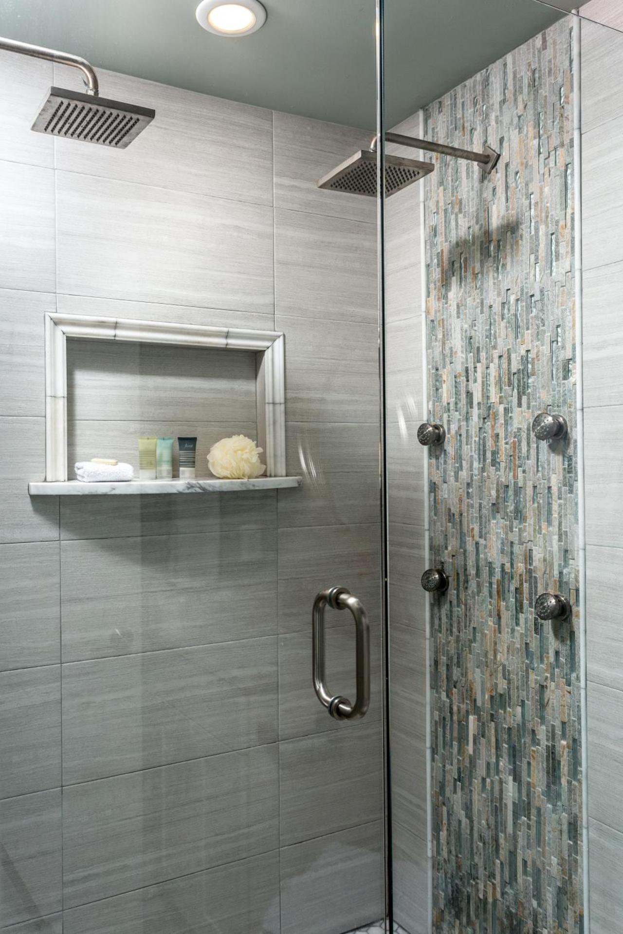 Queen Cottage with Pool (Saltwater)