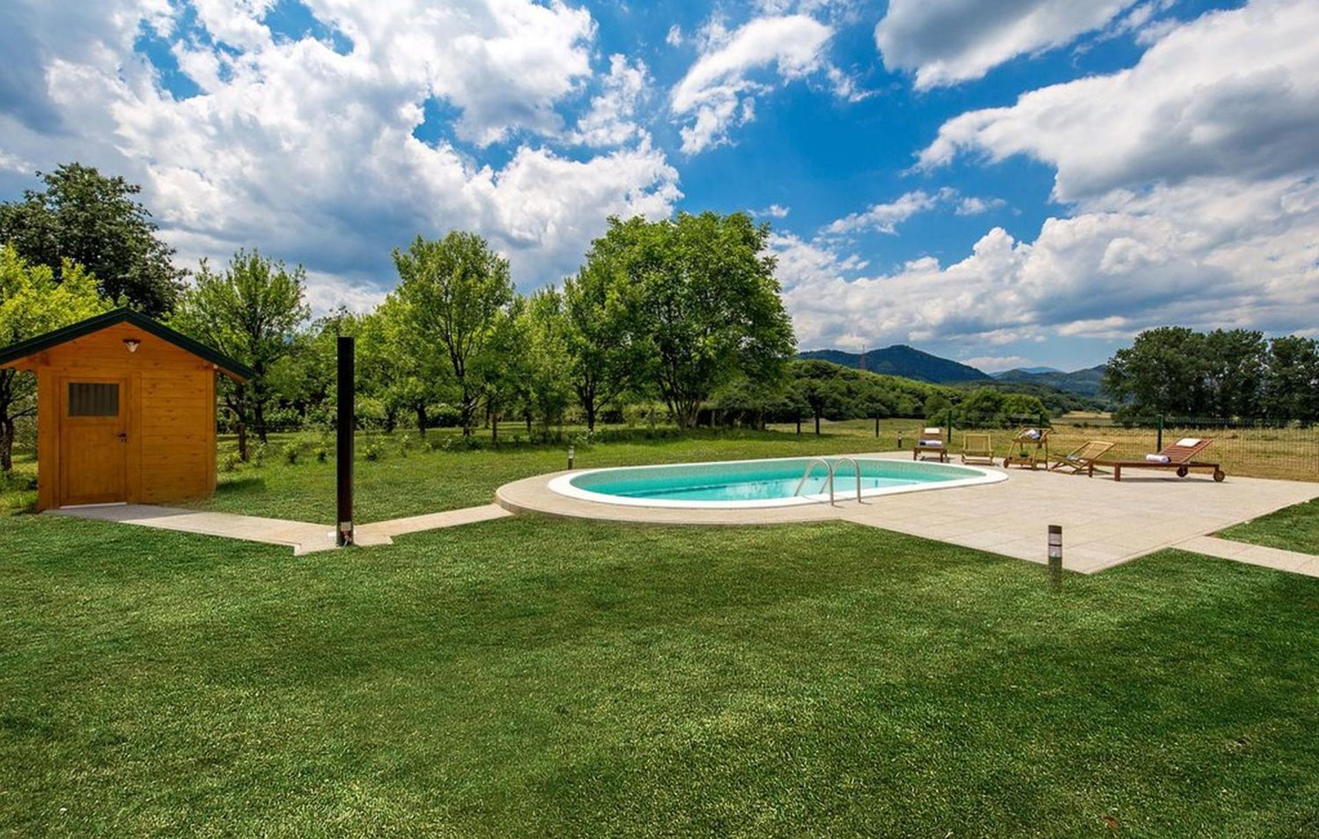 V's place - wooden house with heated pool and outdoor sauna