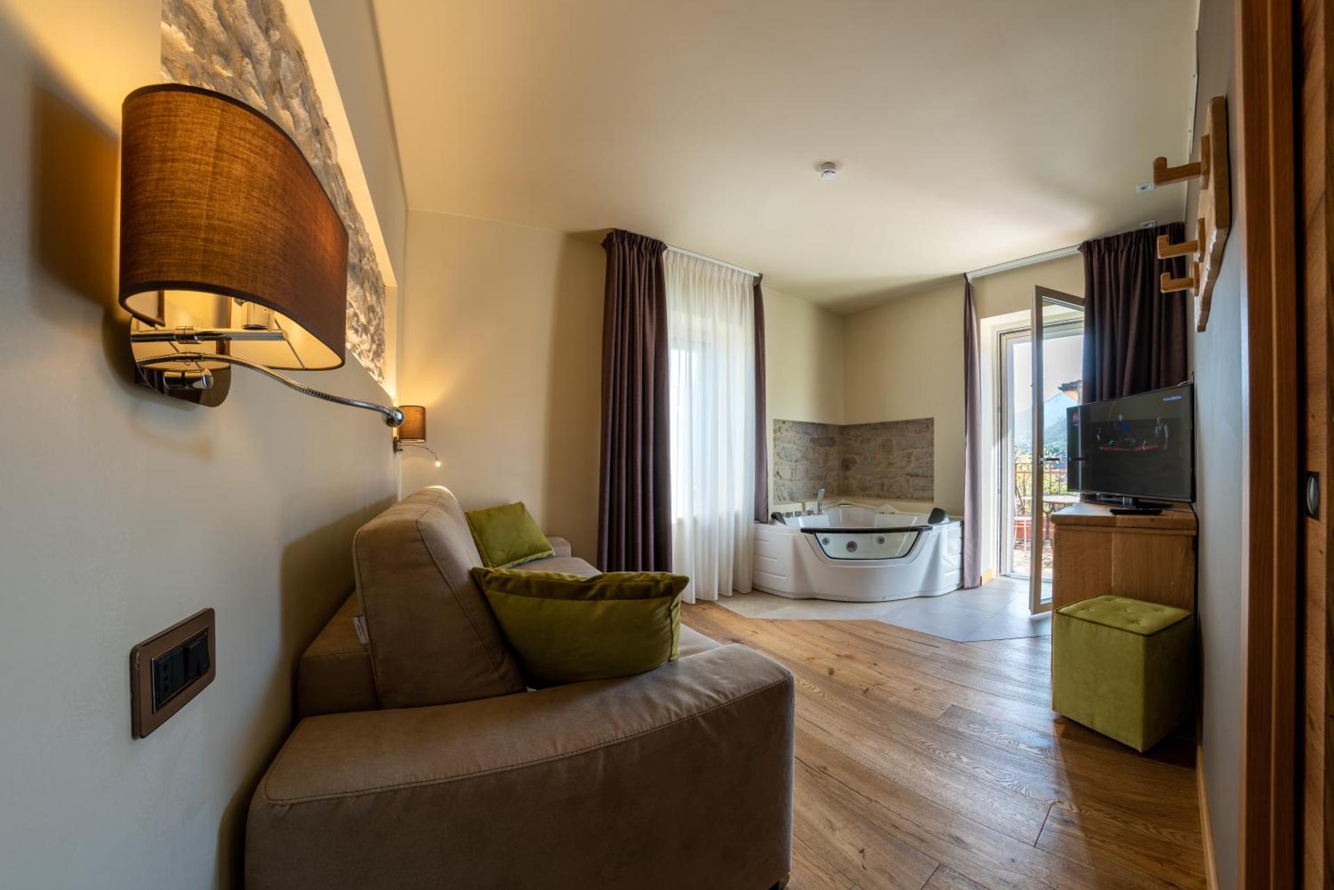 Deluxe Suite with Spa Bath