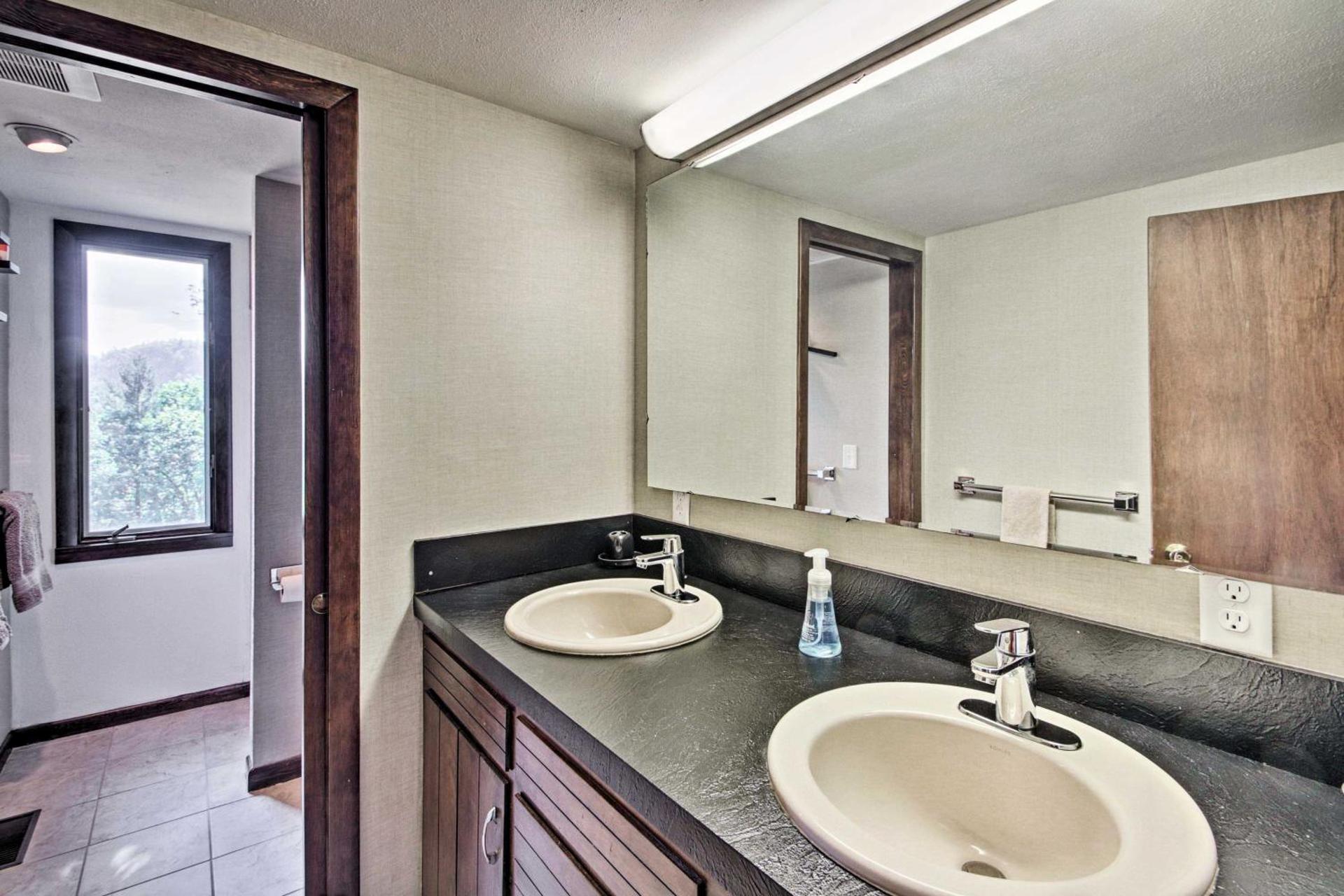 Family-Friendly Glen Home with White Mountain Views!