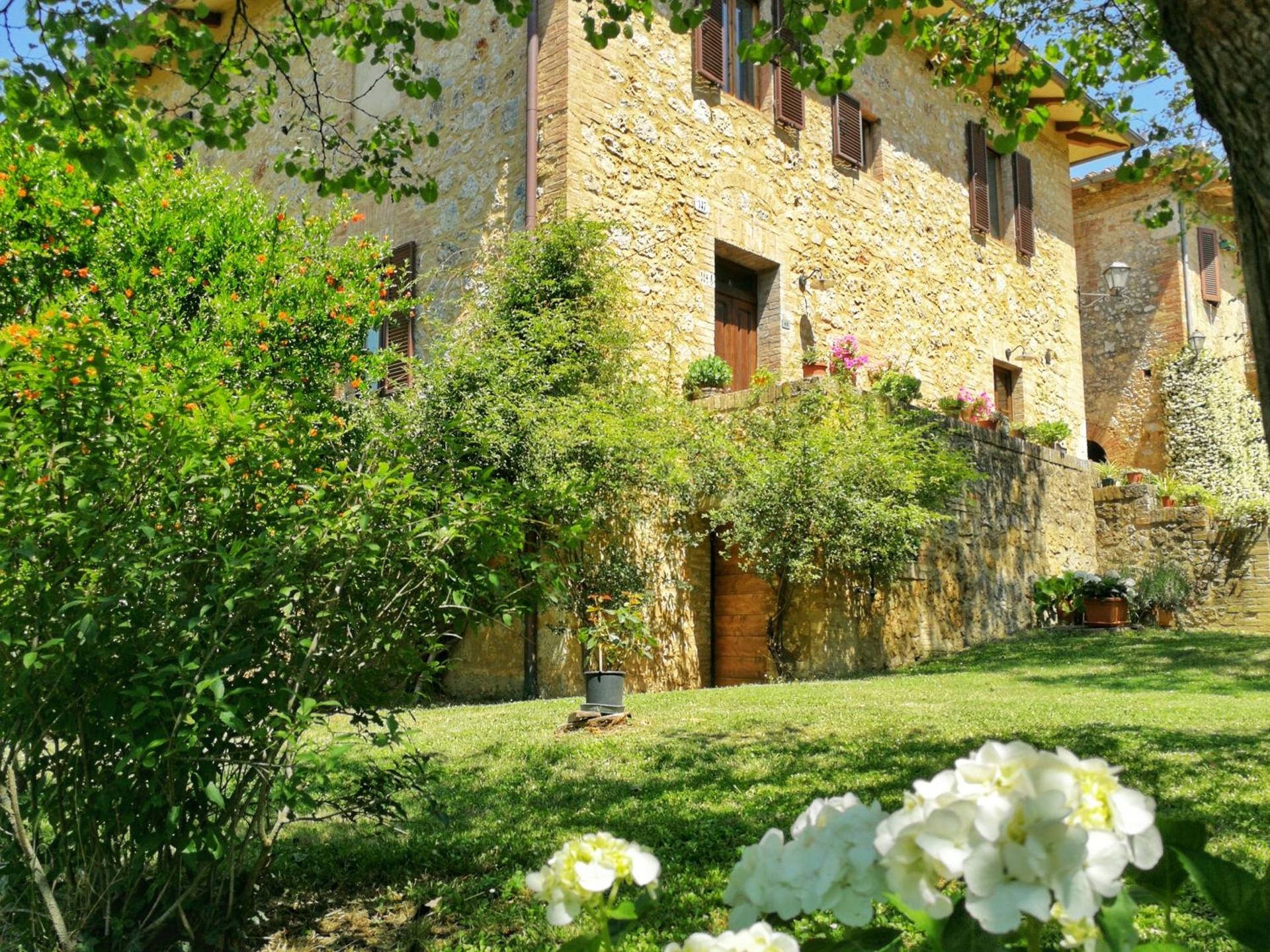 Apartment with Garden View