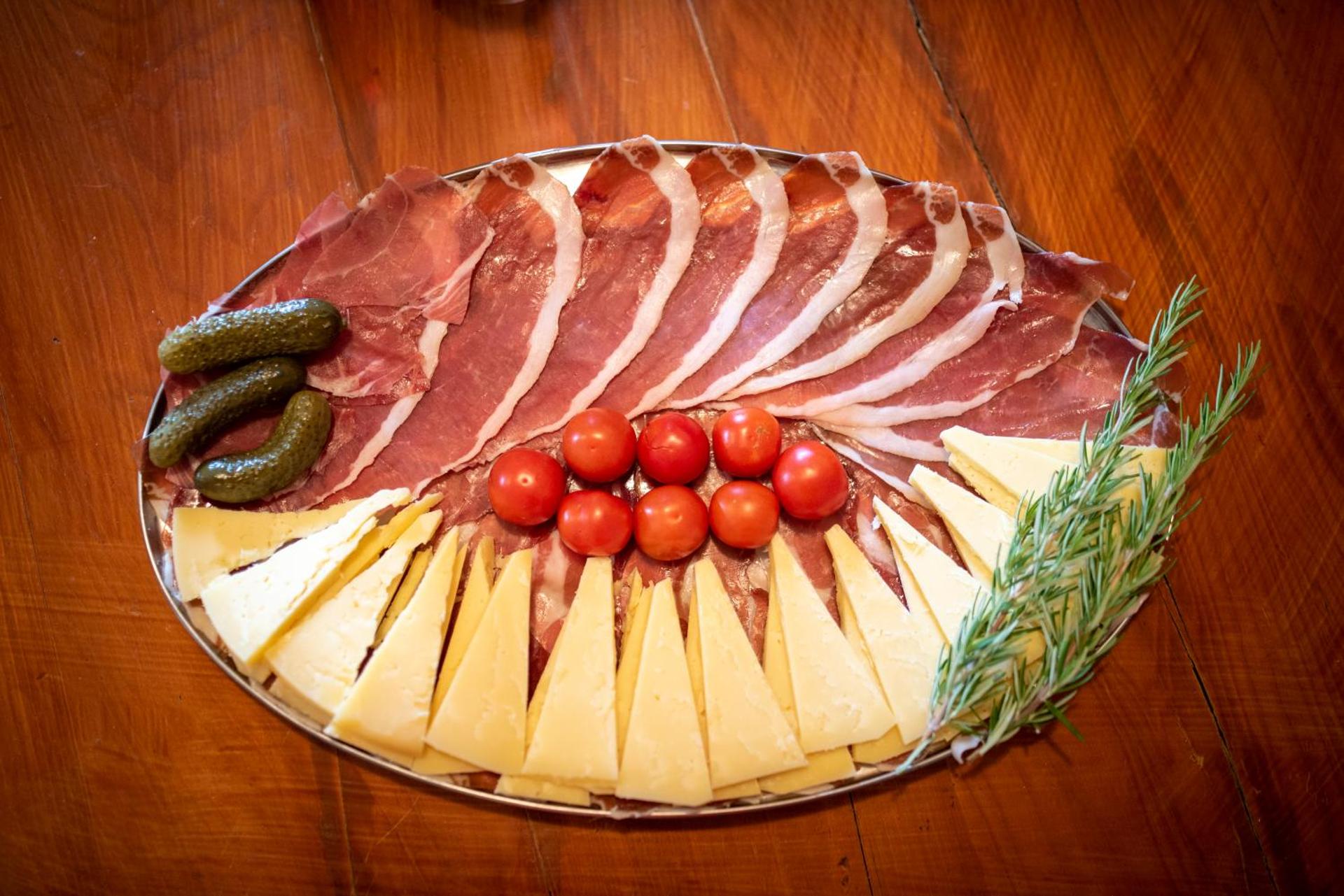 Rooms and Apartments Budiša