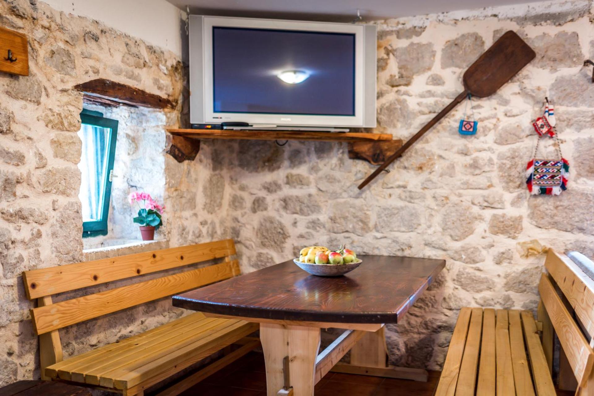 Rooms and Apartments Budiša