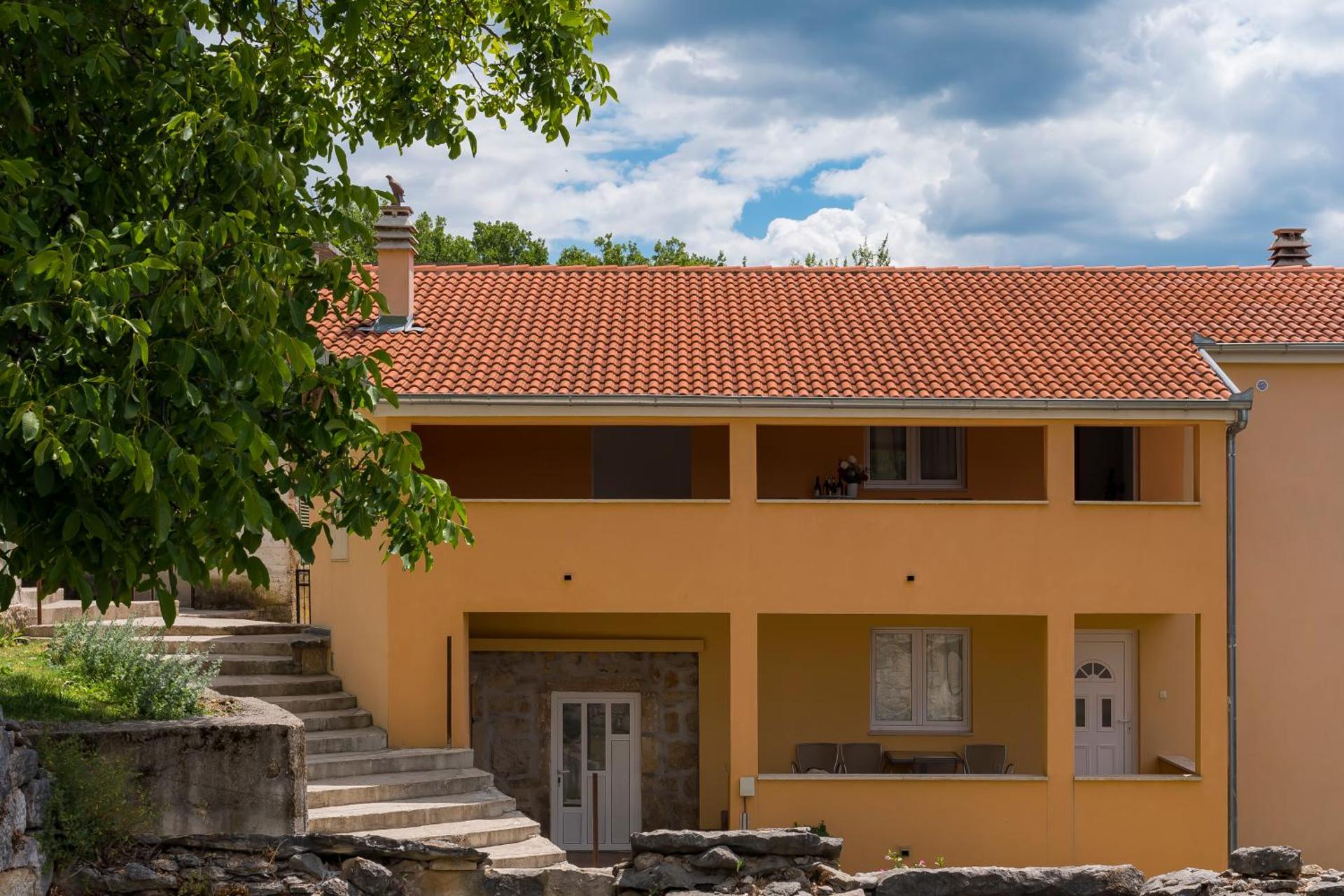 Rooms and Apartments Budiša
