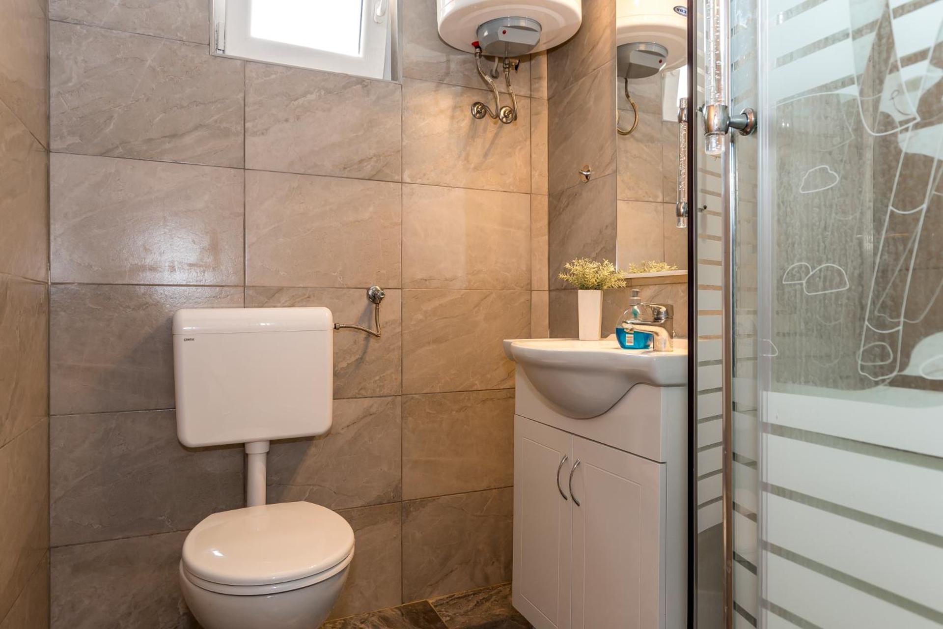 Rooms and Apartments Budiša