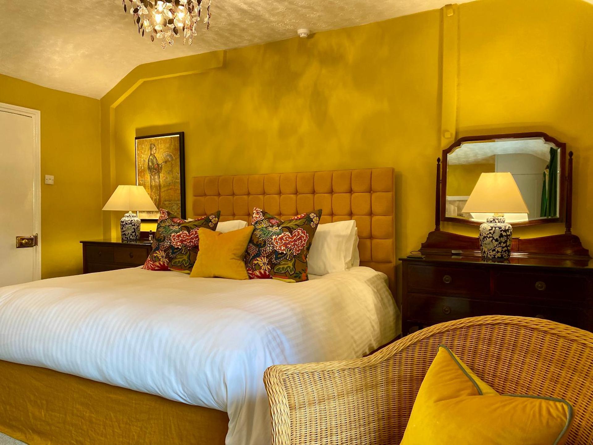 Deluxe Super King Room with Bath- Dog Friendly