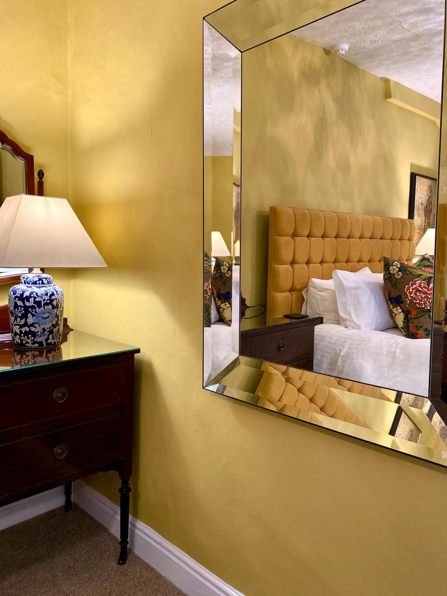 Deluxe Super King Room with Bath- Dog Friendly