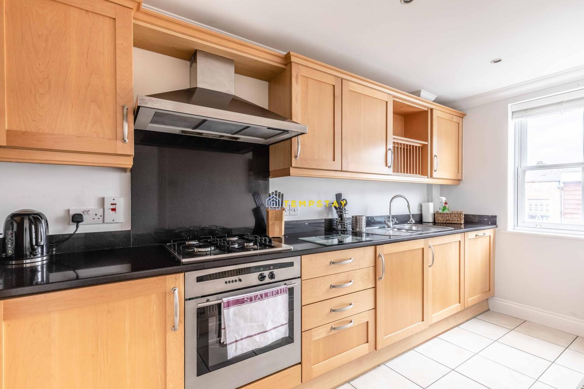 PERFECT SPOT IN CENTRAL WINDSOR & FREE PARKING!