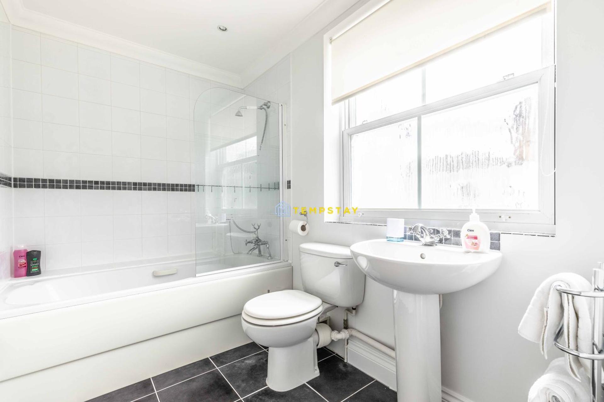 PERFECT SPOT IN CENTRAL WINDSOR & FREE PARKING!