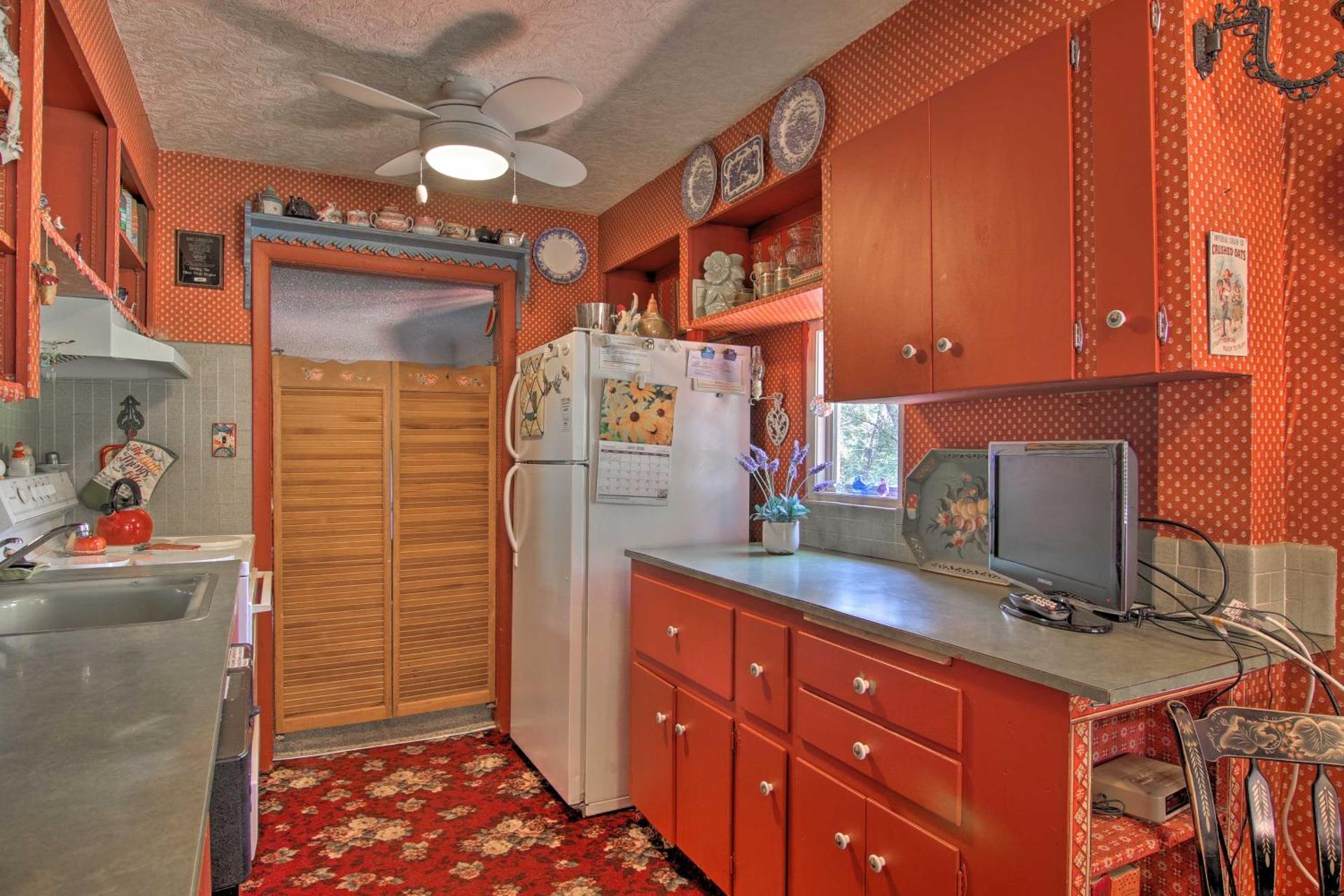 Colorful Bungalow By Pikes PeakandGarden of the Gods