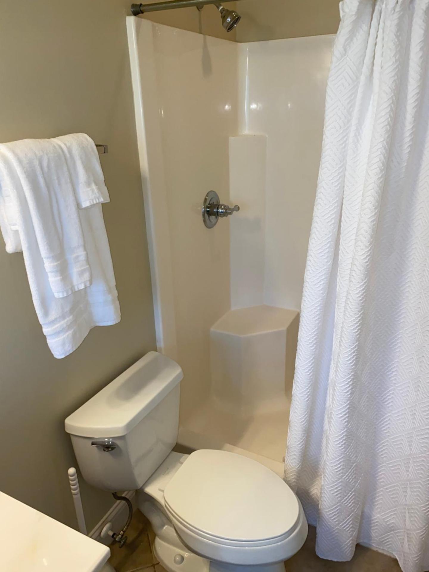 Condo w Pool near beaches, dining, shopping, etc