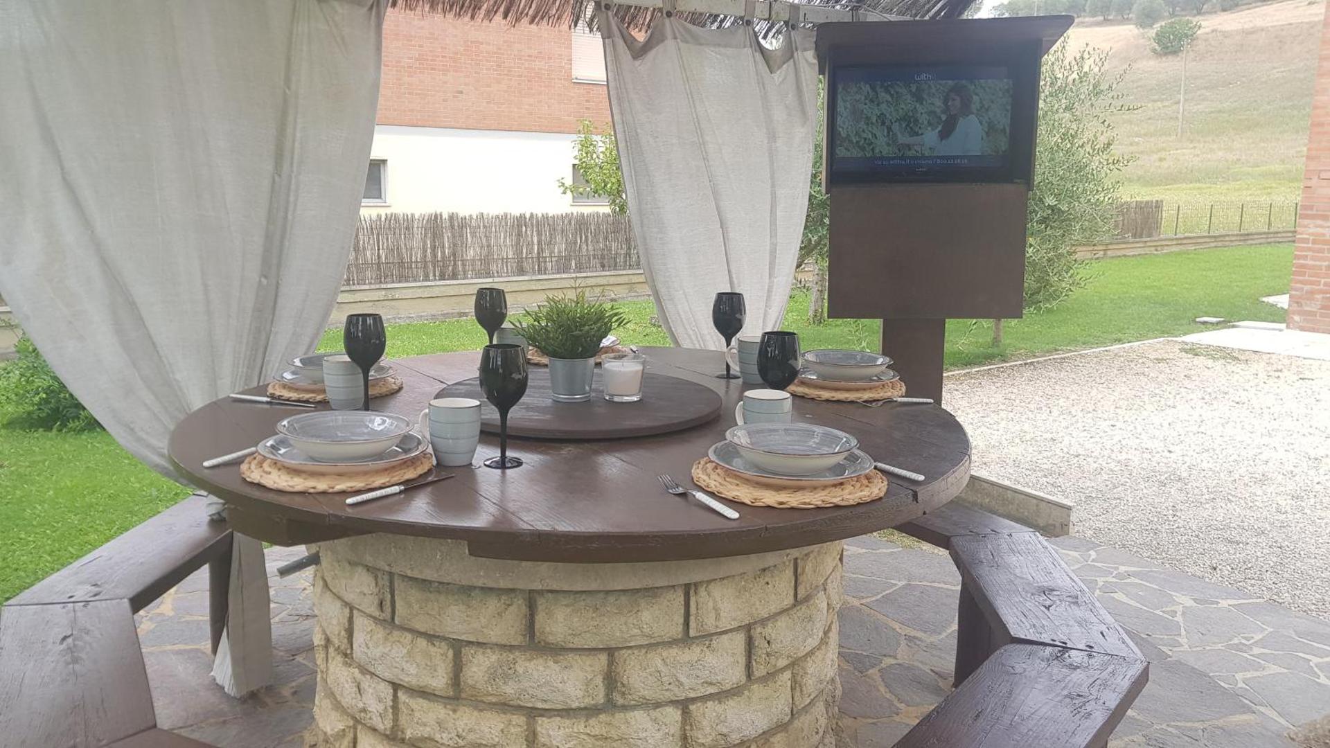 VAL D'ORCIA DELUXE 2, RAFFINATA CASA immersa nel verde con WiFi, giardino e parcheggio