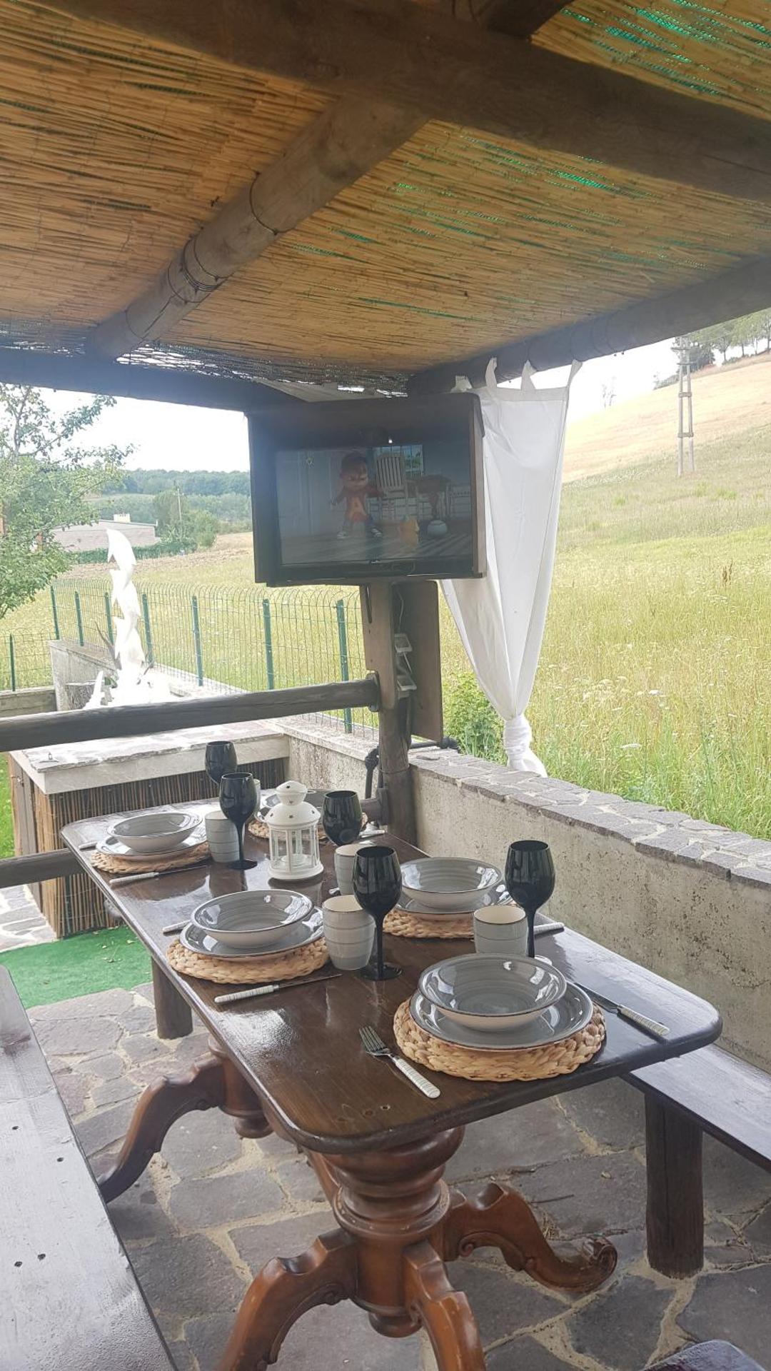 VAL D'ORCIA DELUXE 2, RAFFINATA CASA immersa nel verde con WiFi, giardino e parcheggio